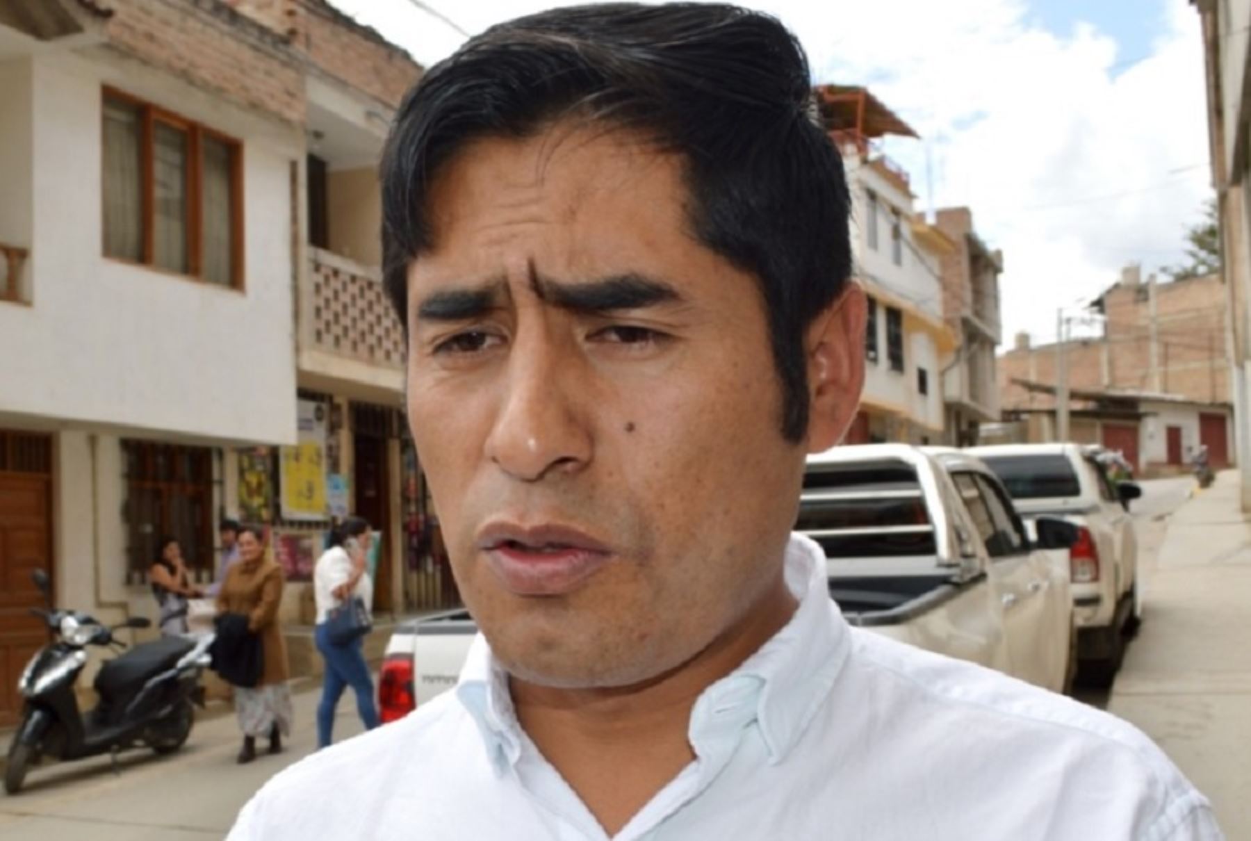 El nuevo gobernador regional de Cajamarca, Roger Guevara Rodríguez, anunció que su gestión se enfocará en desarrollar proyectos de infraestructura vial e hidráulica, sin descuidar el tema del sector educación y salud con la construcción de hospitales en diversas provincias.