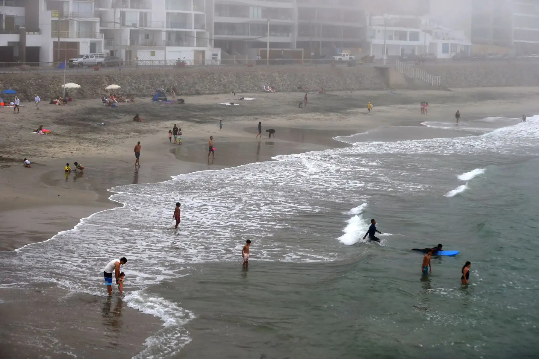 Contra todo pronóstico y a diferencia de años anteriores, las playas del sur de Lima amanecieron nubladas y con poca asistencia de gente.Foto: ANDINA/Ricardo Cuba