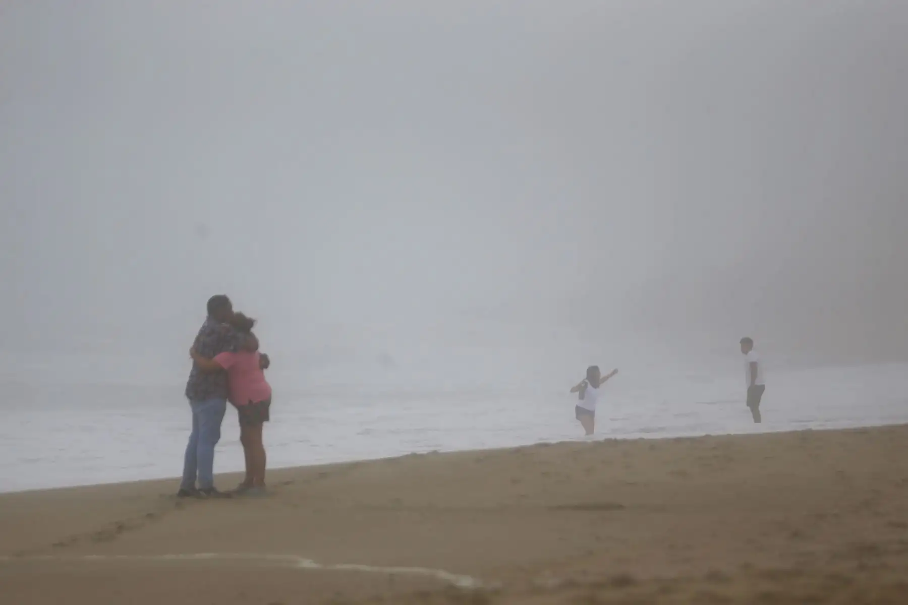 Contra todo pronóstico y a diferencia de años anteriores, las playas del sur de Lima amanecieron nubladas y con poca asistencia de gente.Foto: ANDINA/Ricardo Cuba