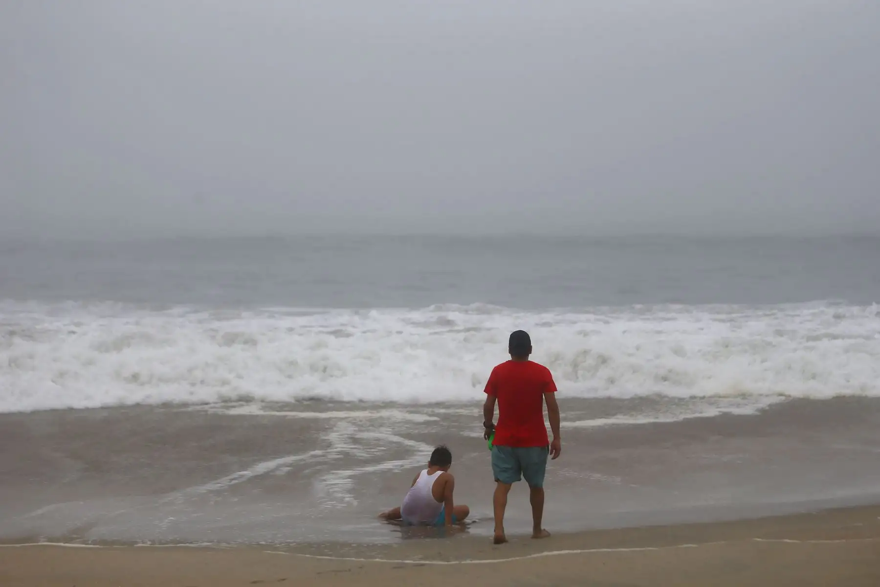 Contra todo pronóstico y a diferencia de años anteriores, las playas del sur de Lima amanecieron nubladas y con poca asistencia de gente.Foto: ANDINA/Ricardo Cuba