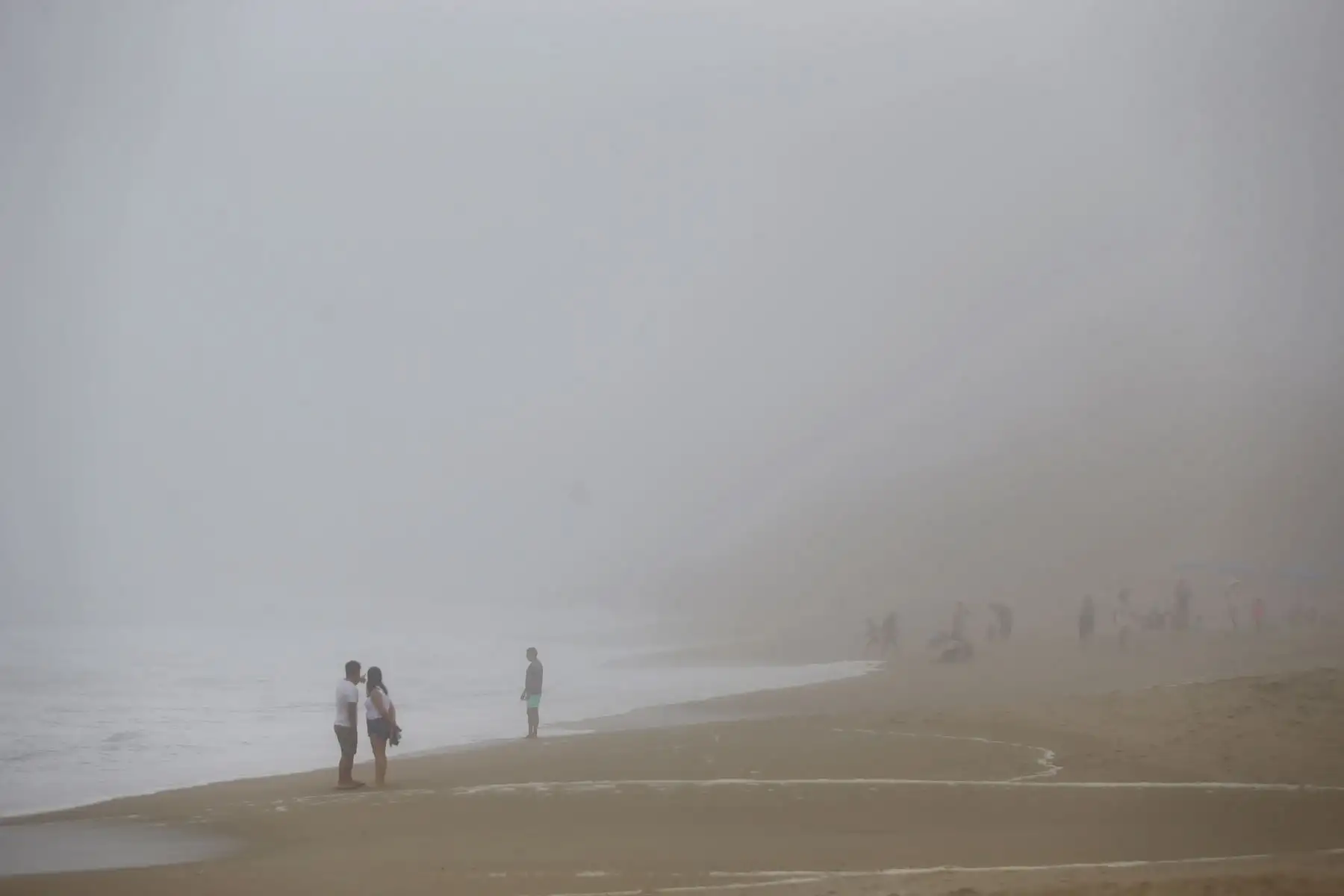 Contra todo pronóstico y a diferencia de años anteriores, las playas del sur de Lima amanecieron nubladas y con poca asistencia de gente.Foto: ANDINA/Ricardo Cuba