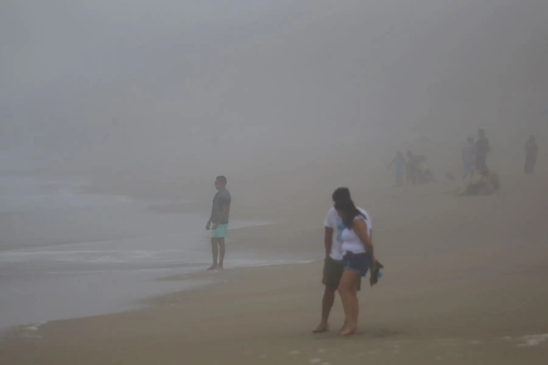 Contra todo pronóstico y a diferencia de años anteriores, las playas del sur de Lima amanecieron nubladas y con poca asistencia de gente.Foto: ANDINA/Ricardo Cuba
