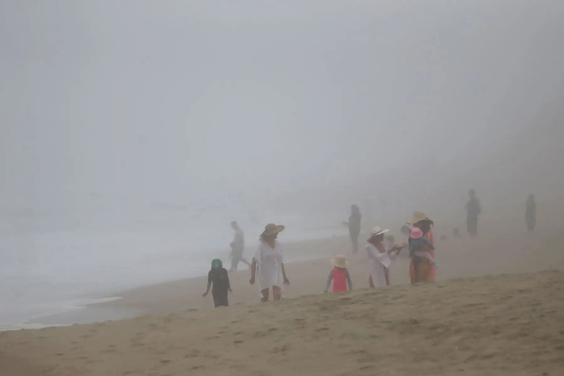 Contra todo pronóstico y a diferencia de años anteriores, las playas del sur de Lima amanecieron nubladas y con poca asistencia de gente.Foto: ANDINA/Ricardo Cuba