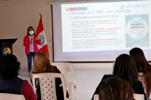 El Ministerio de Salud, a través del Instituto Nacional de Salud, brinda asistencia técnica a las regiones para que los establecimientos de salud implementen la articulación de la medicina tradicional con la medicina alternativa y complementaria, bajo un enfoque intercultural.