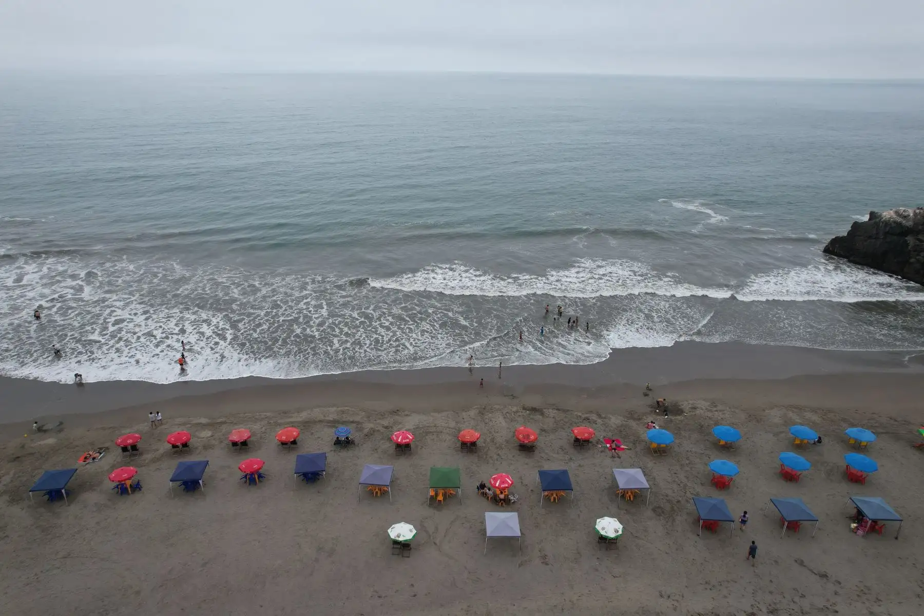 Contra todo pronóstico y a diferencia de años anteriores, las playas del sur de Lima. León Dormido amanecieron nubladas y con poca asistencia de gente.
Foto: ANDINA/Ricardo Cuba