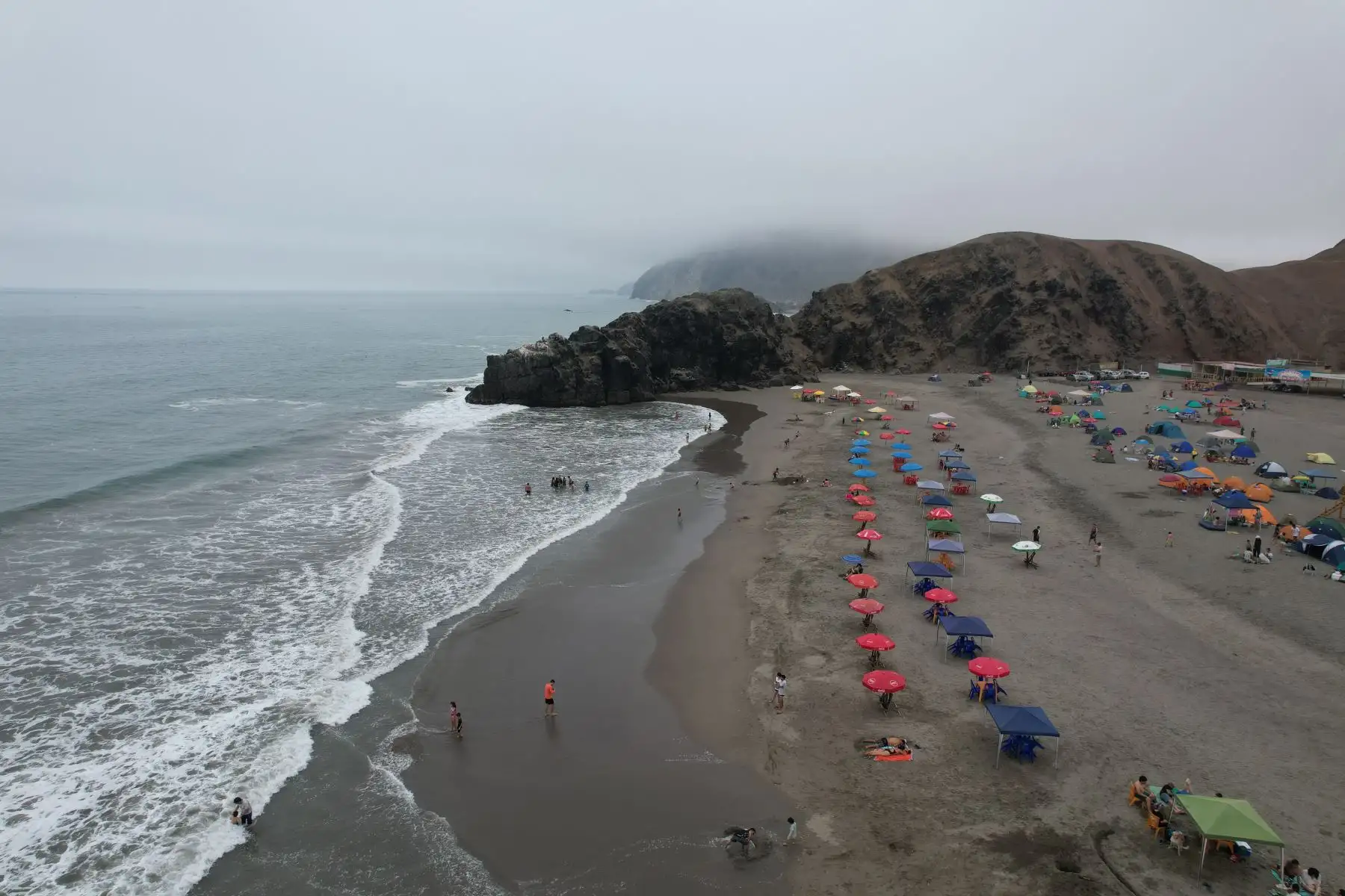 Contra todo pronóstico y a diferencia de años anteriores, las playas del sur de Lima. León Dormido amanecieron nubladas y con poca asistencia de gente.
Foto: ANDINA/Ricardo Cuba