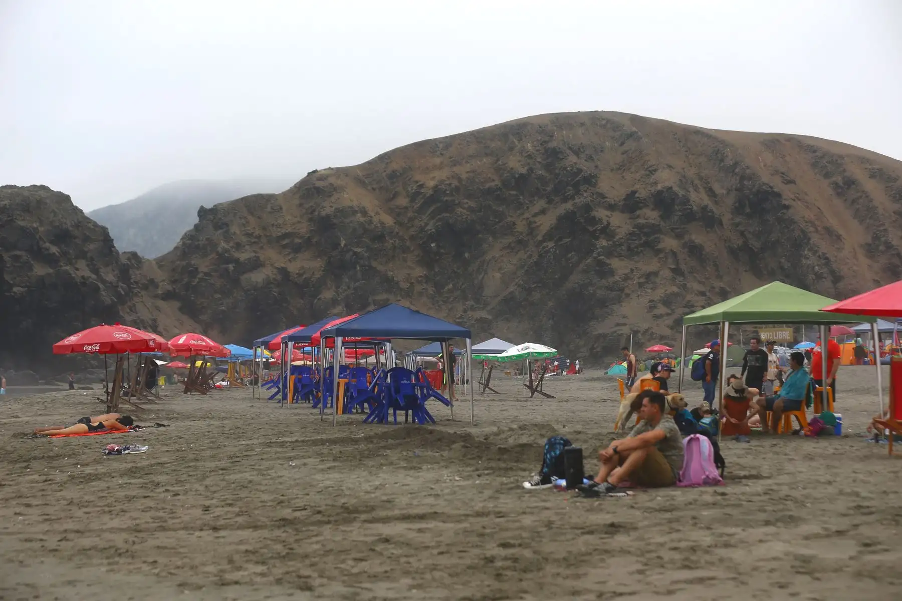 Contra todo pronóstico y a diferencia de años anteriores, las playas del sur de Lima. León Dormido amanecieron nubladas y con poca asistencia de gente.
Foto: ANDINA/Ricardo Cuba
