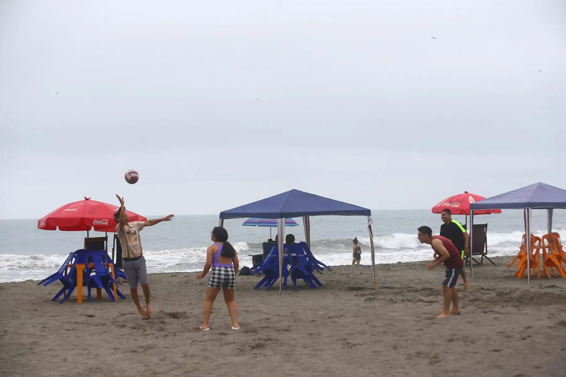 Contra todo pronóstico y a diferencia de años anteriores, las playas del sur de Lima. León Dormido amanecieron nubladas y con poca asistencia de gente.
Foto: ANDINA/Ricardo Cuba