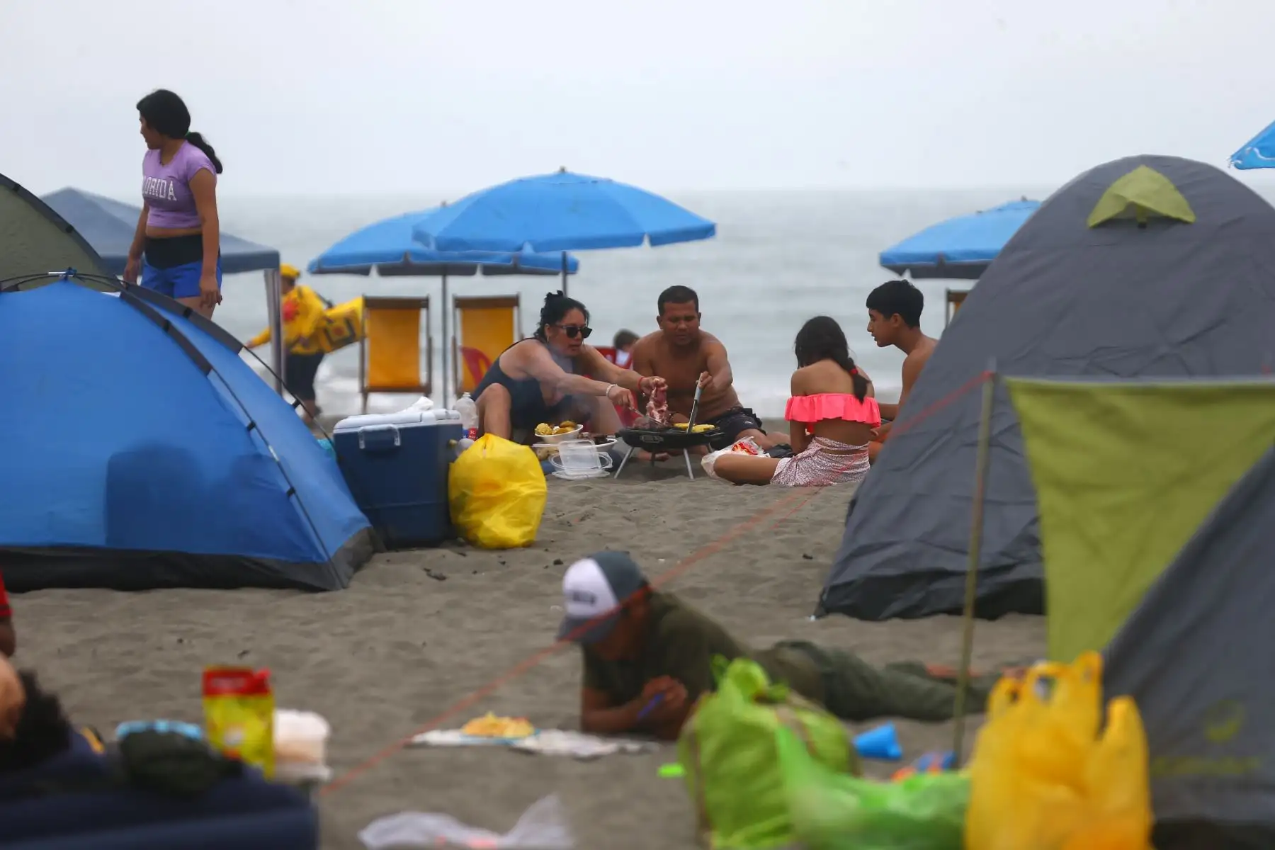 Contra todo pronóstico y a diferencia de años anteriores, las playas del sur de Lima. León Dormido amanecieron nubladas y con poca asistencia de gente.
Foto: ANDINA/Ricardo Cuba