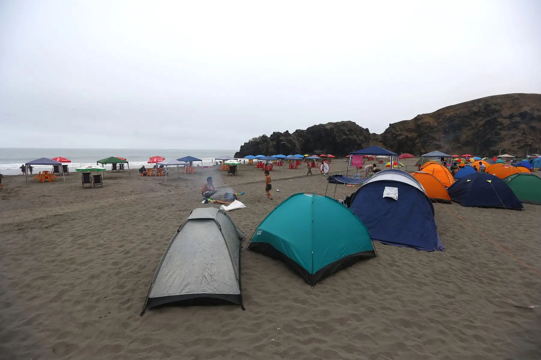 Contra todo pronóstico y a diferencia de años anteriores, las playas del sur de Lima. León Dormido amanecieron nubladas y con poca asistencia de gente.
Foto: ANDINA/Ricardo Cuba