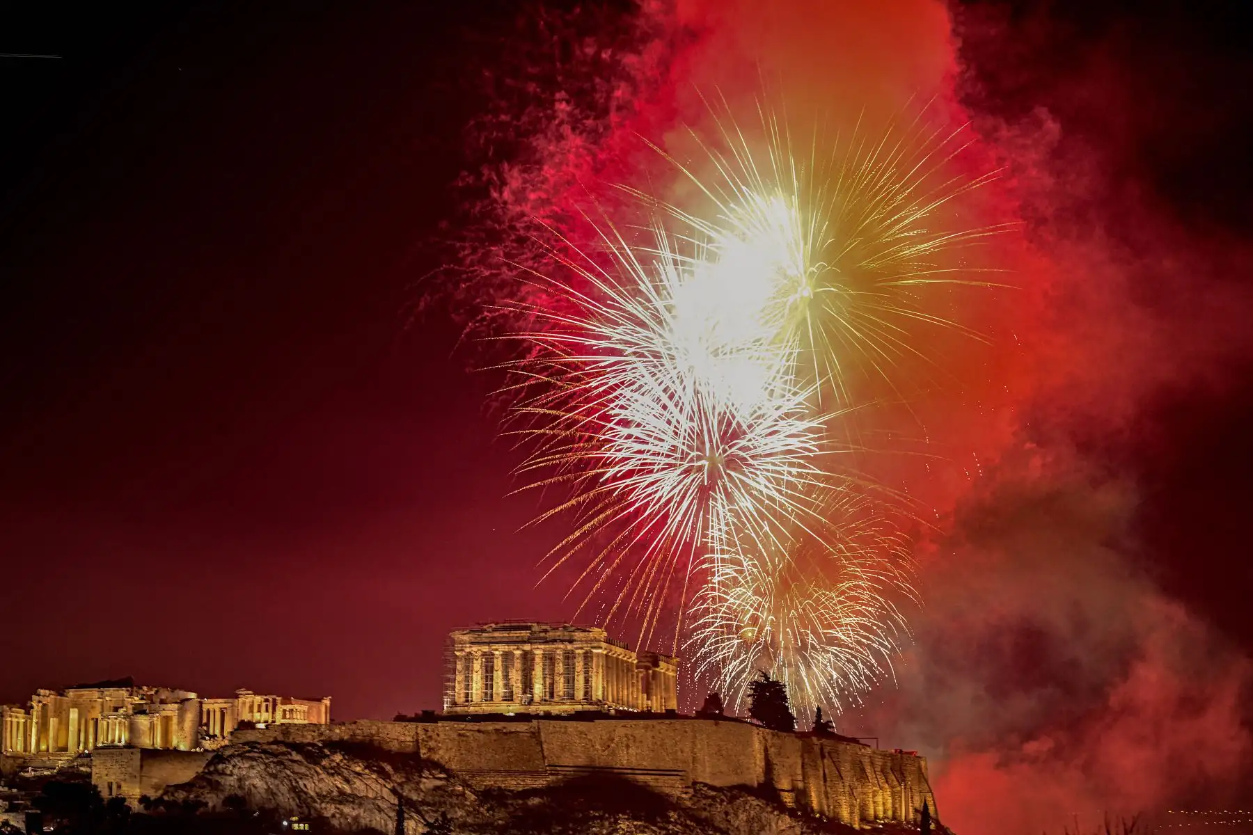 Los fuegos artificiales estallan sobre la Acrópolis durante las celebraciones de Año Nuevo en Atenas, a principios del 1 de enero de 2023. Foto: AFP