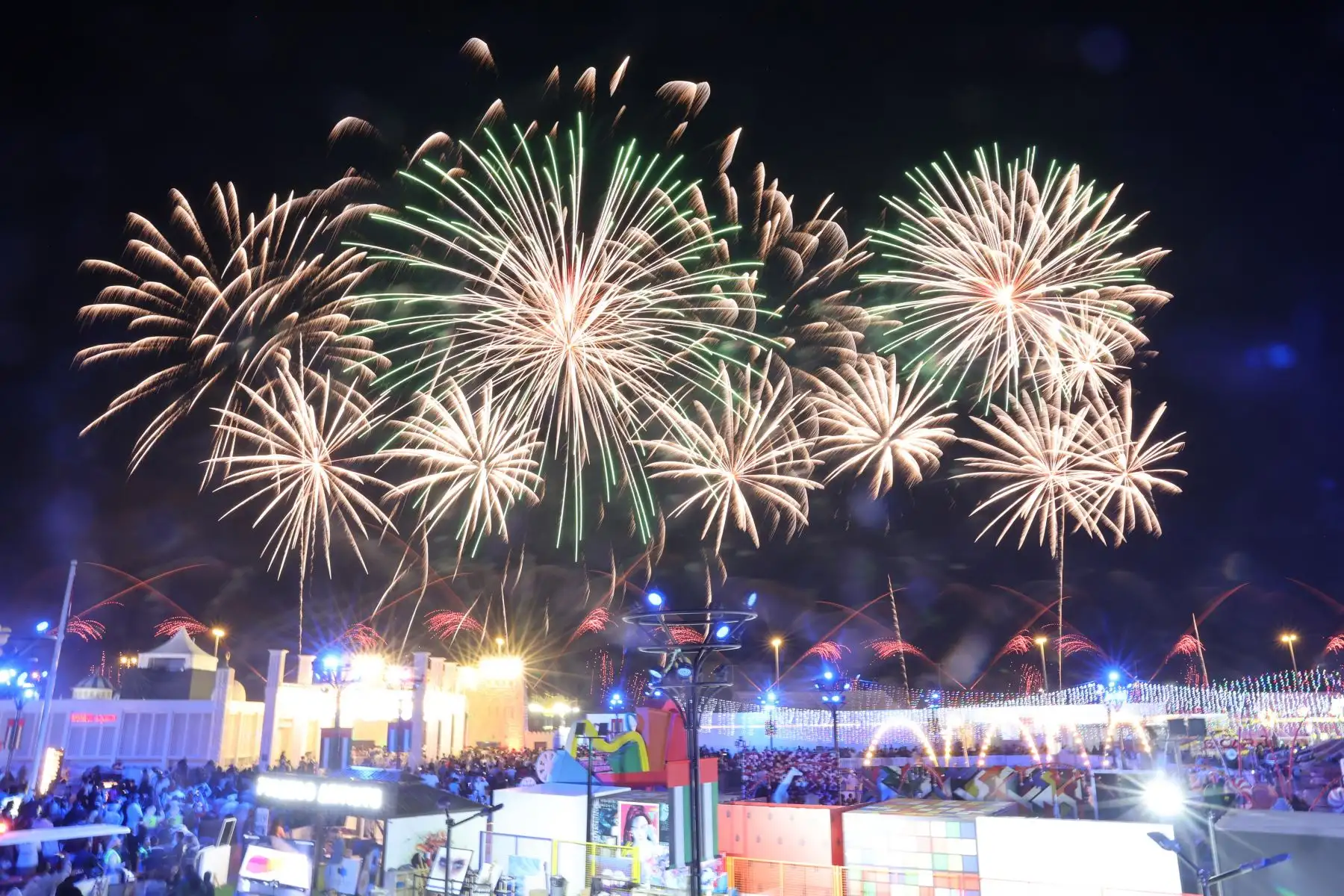 Los fuegos artificiales iluminan el cielo durante un espectáculo de luces y drones para celebrar el Año Nuevo en Al Wathba, cerca de Abu Dhabi, el 31 de diciembre de 2022, durante el Festival Sheikh Zayed.
