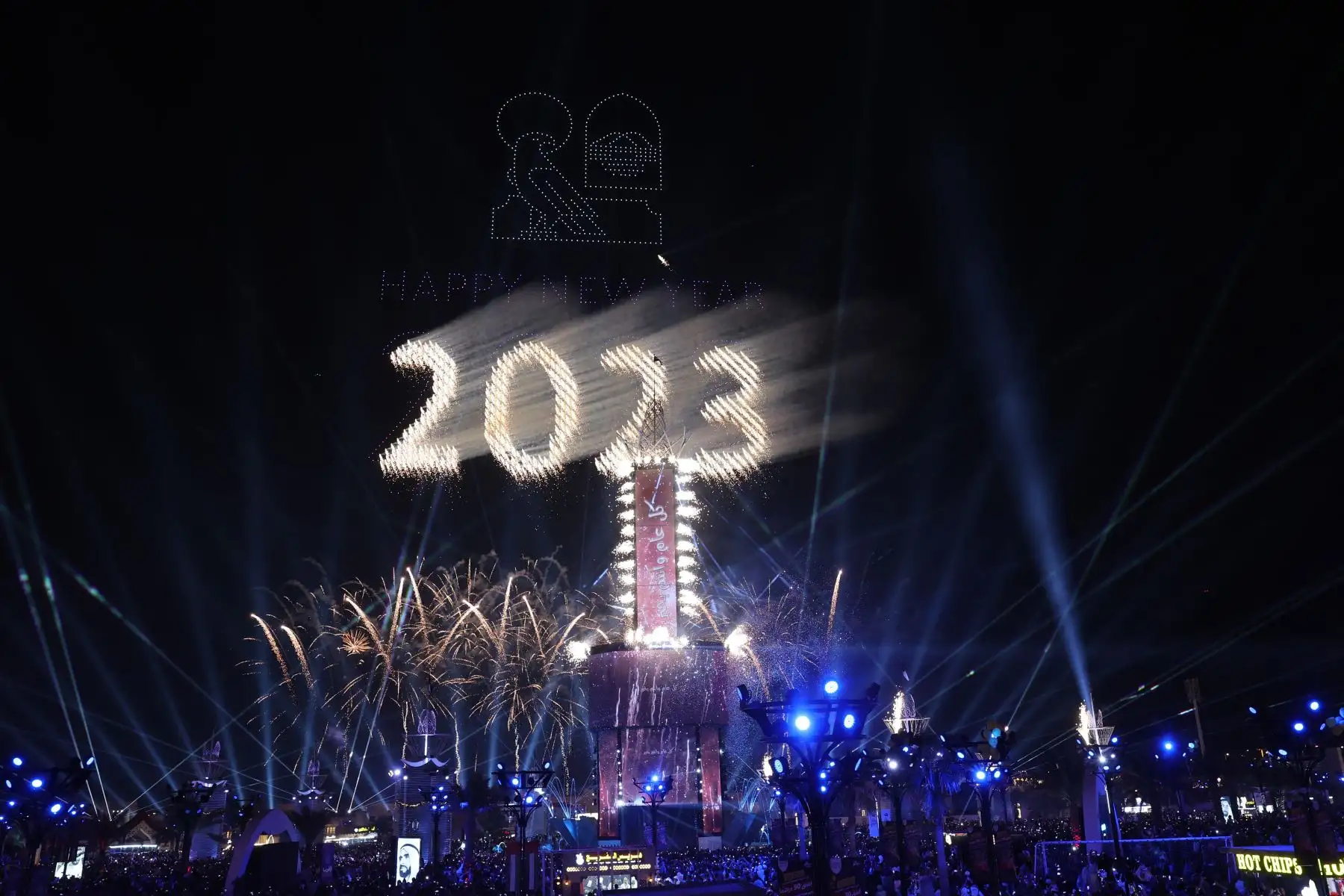 La gente asiste a un espectáculo de luces y drones para celebrar el Año Nuevo en Al Wathba, cerca de Abu Dhabi, el 31 de diciembre de 2022, durante el Festival Sheikh Zayed. Foto: AFP