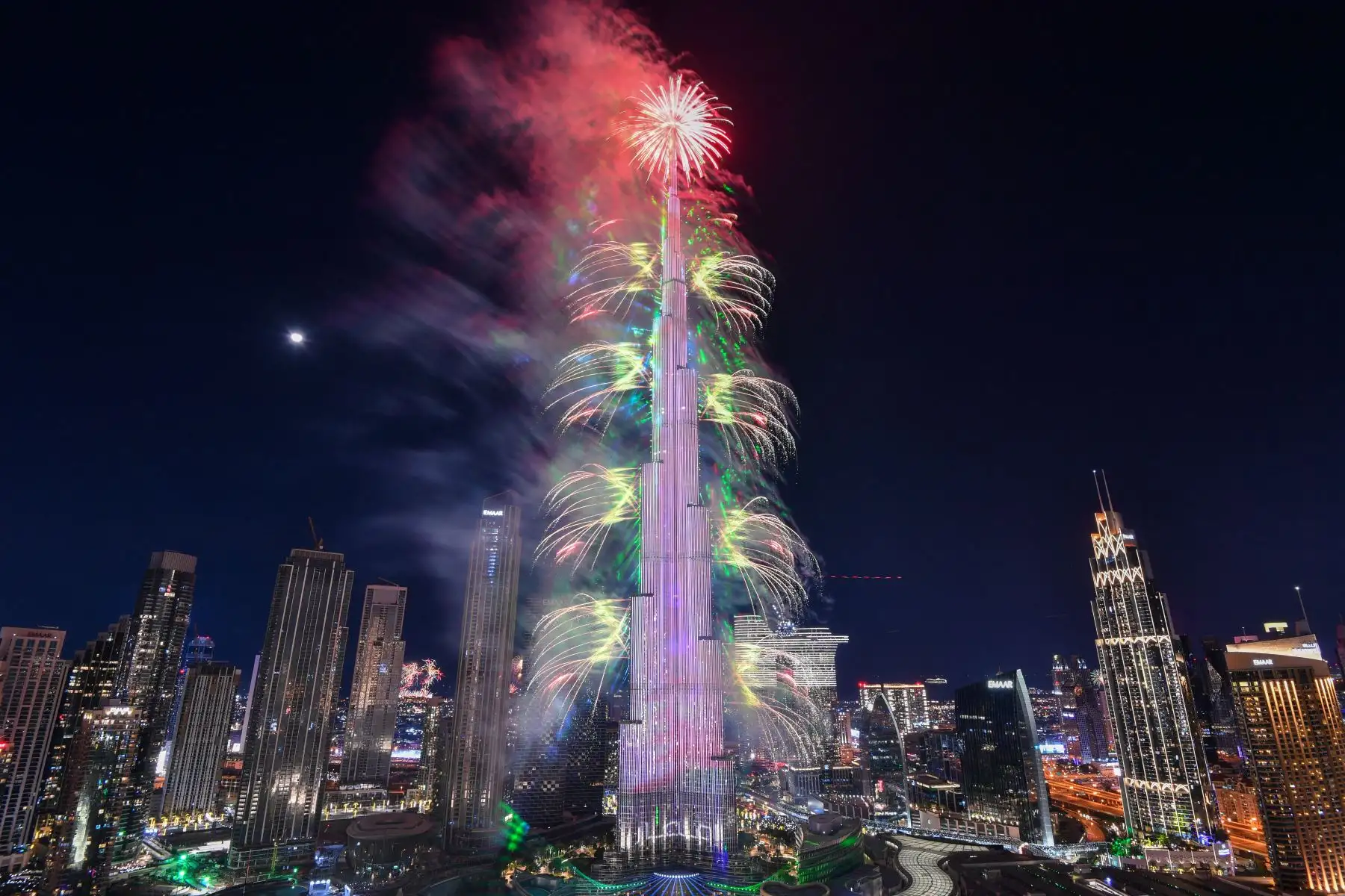Los fuegos artificiales de Nochevieja iluminan la emblemática torre Burj Khalifa a la medianoche en el emirato del Golfo de Dubai el 31 de diciembre de 2022. Foto: AFP