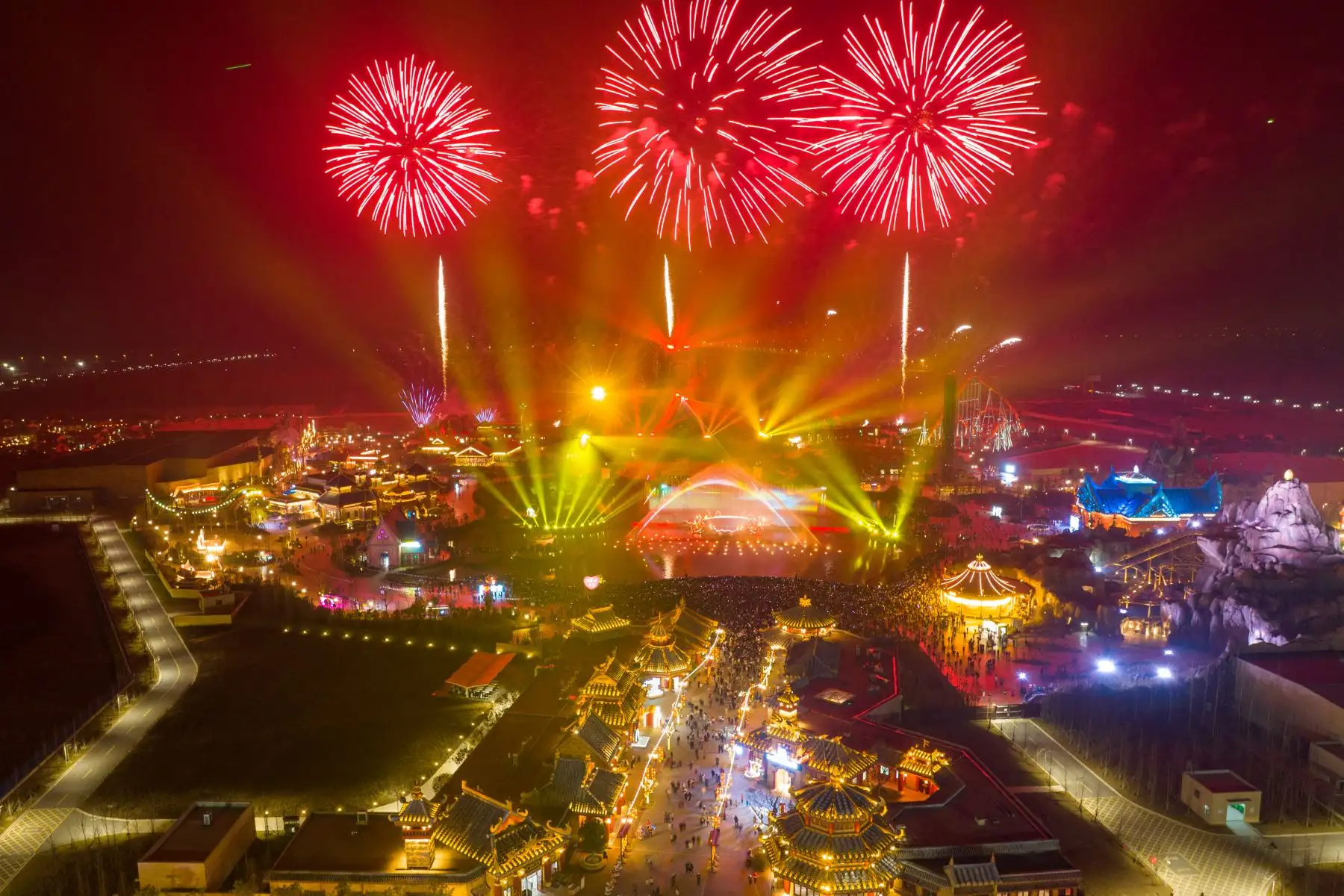 Esta foto aérea tomada el 31 de diciembre de 2022 muestra fuegos artificiales iluminando el cielo sobre el parque temático Xiyou World antes del año nuevo en Huaian, en la provincia oriental china de Jiangsu. Foto: AFP