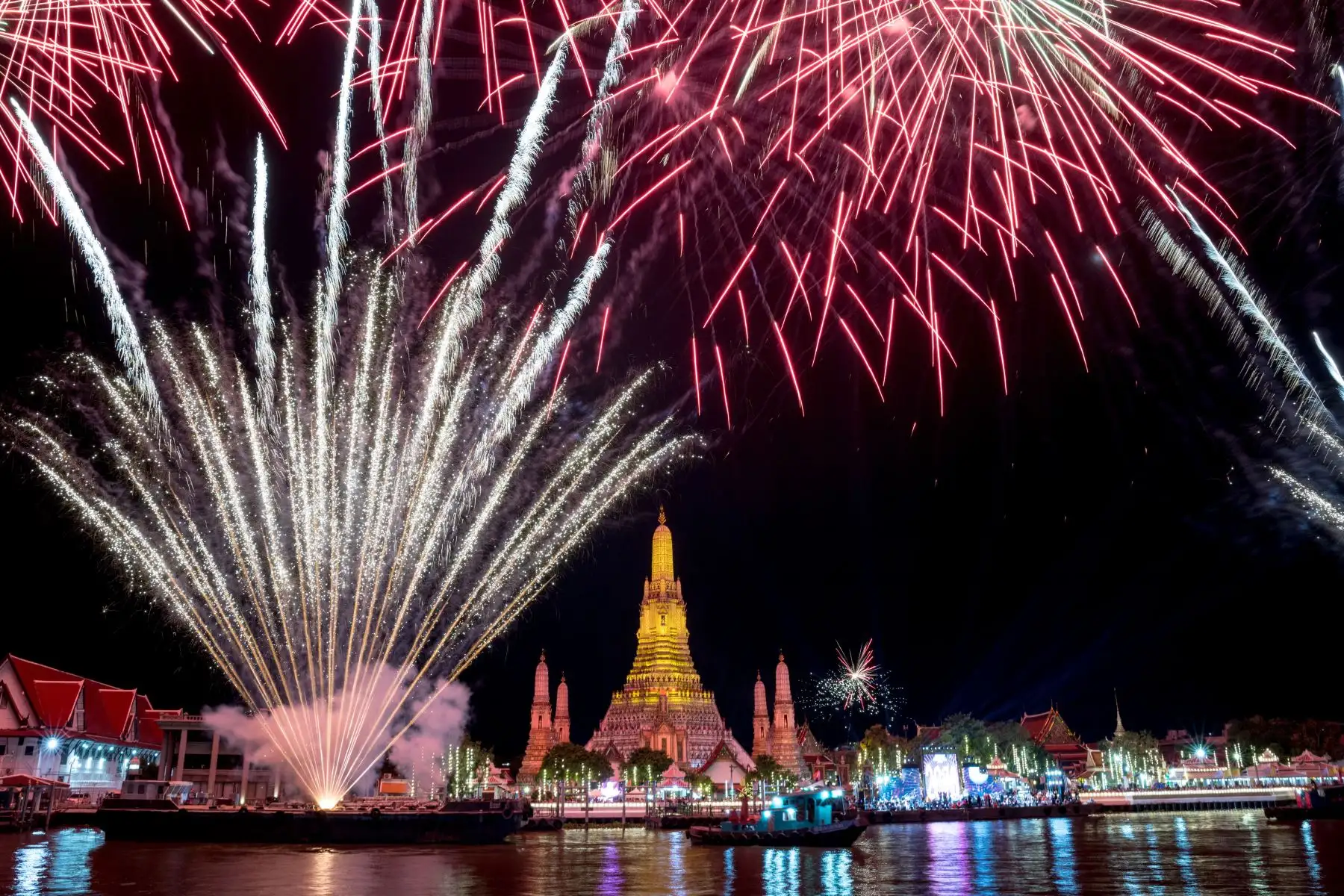 Esta fotografía tomada el 1 de enero de 2023 muestra un espectáculo de fuegos artificiales sobre el templo budista Wat Arun en el río Chao Phraya durante las celebraciones de Año Nuevo en Bangkok. Foto: AFP