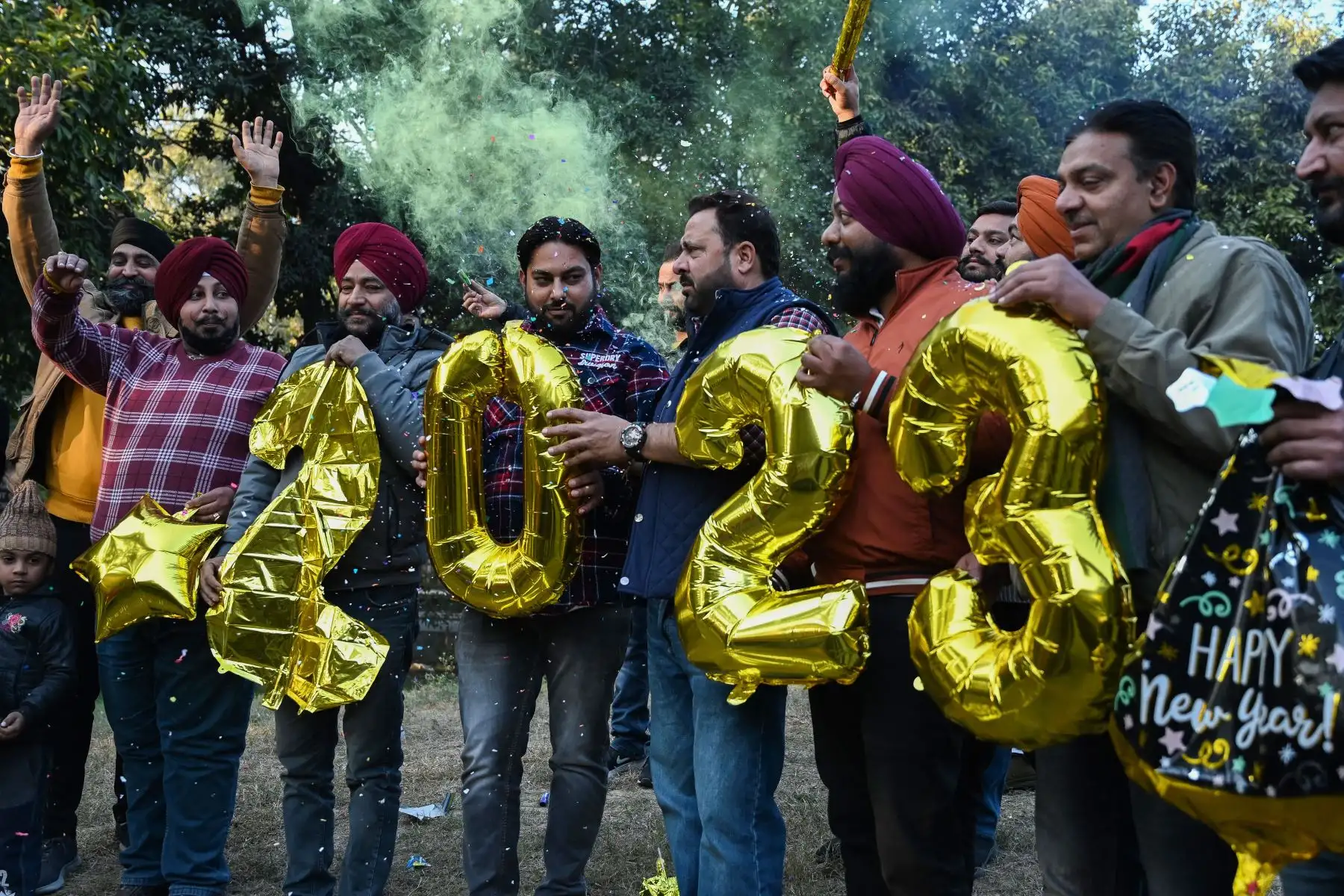 Las personas sostienen globos con forma numérica durante las celebraciones de la víspera del Año Nuevo en Amritsar el 31 de diciembre de 2022. Foto: AFP