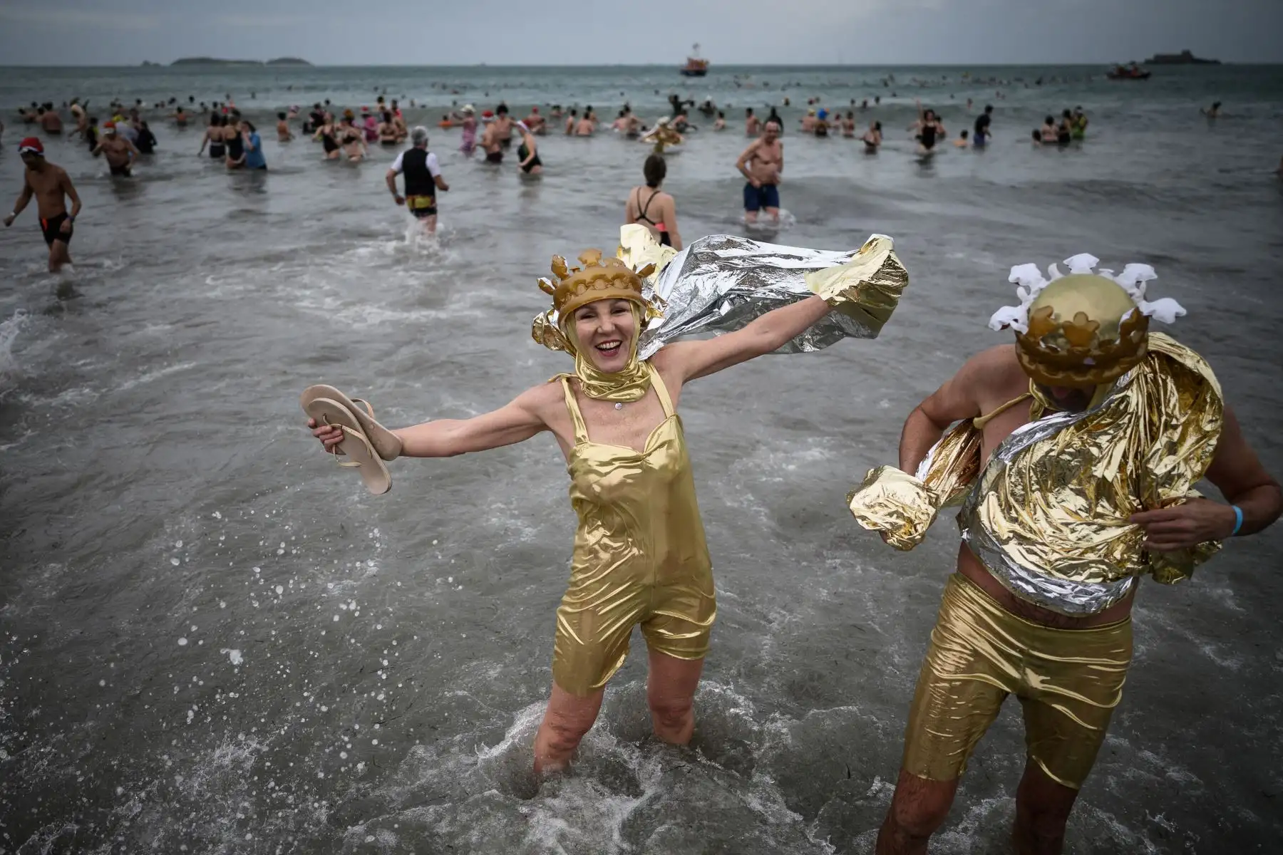 ientos de personas participaron en el tradicional baño de mar "disfrazado" para conmemorar las celebraciones de Año Nuevo en Dinard, en el oeste de Francia, el 31 de diciembre de 2022. Foto: AFP