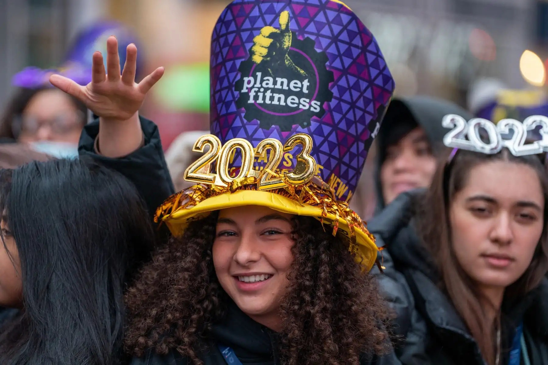 Las personas esperan bajo la lluvia en Times Square la caída de la bola de medianoche para la celebración de la víspera de Año Nuevo el 31 de diciembre de 2022 en la ciudad de Nueva York. Foto: AFP