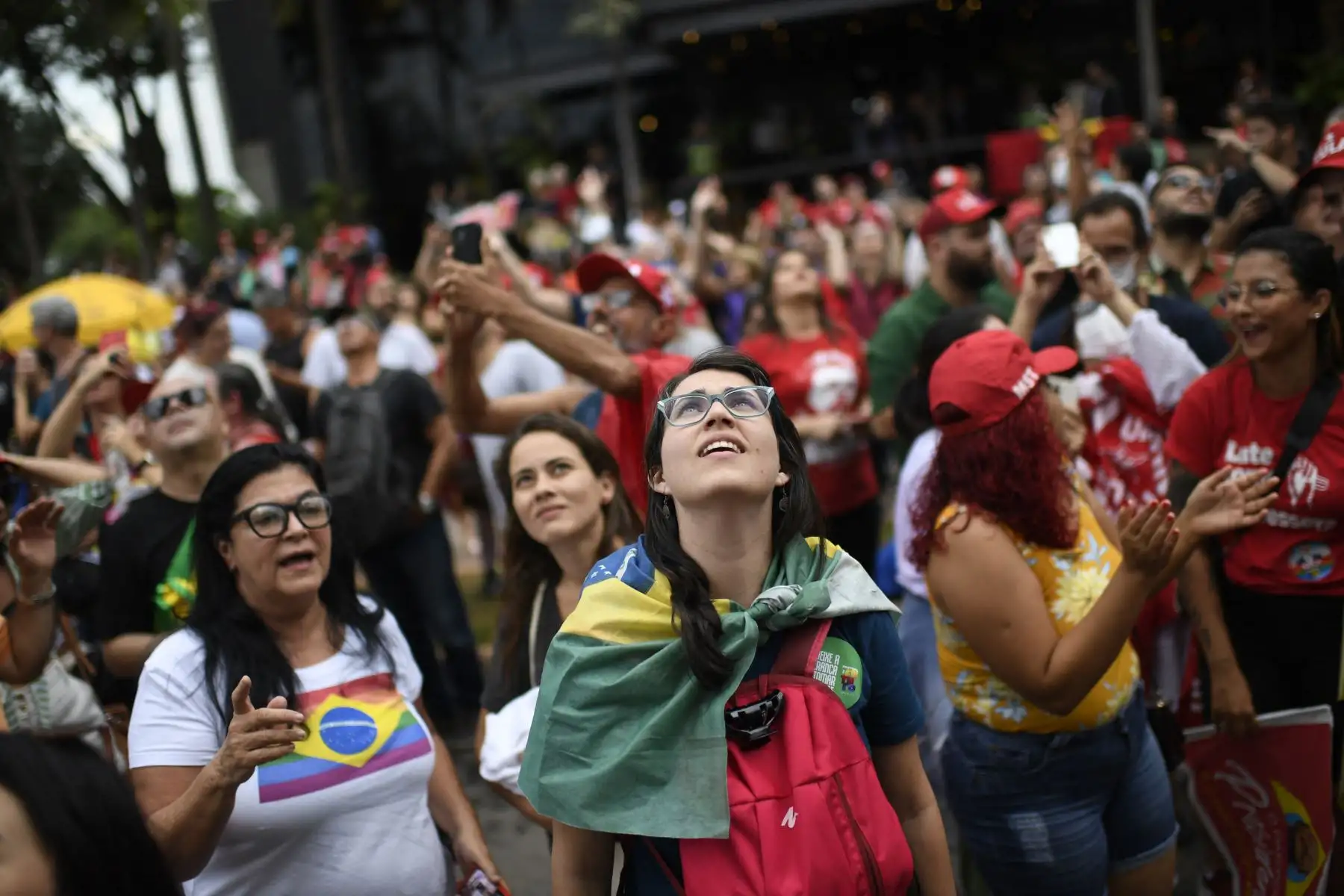 Los partidarios del presidente electo Luiz Inacio Lula da Silva se reúnen frente al hotel donde se hospeda en Brasilia el 31 de diciembre de 2022.  Lula da Silva, un izquierdista de 77 años que ya se desempeñó como presidente de Brasil de 2003 a 2010, toma posesión por tercera vez con una gran inauguración en Brasilia el 1 de enero de 2023. Foto: AFP