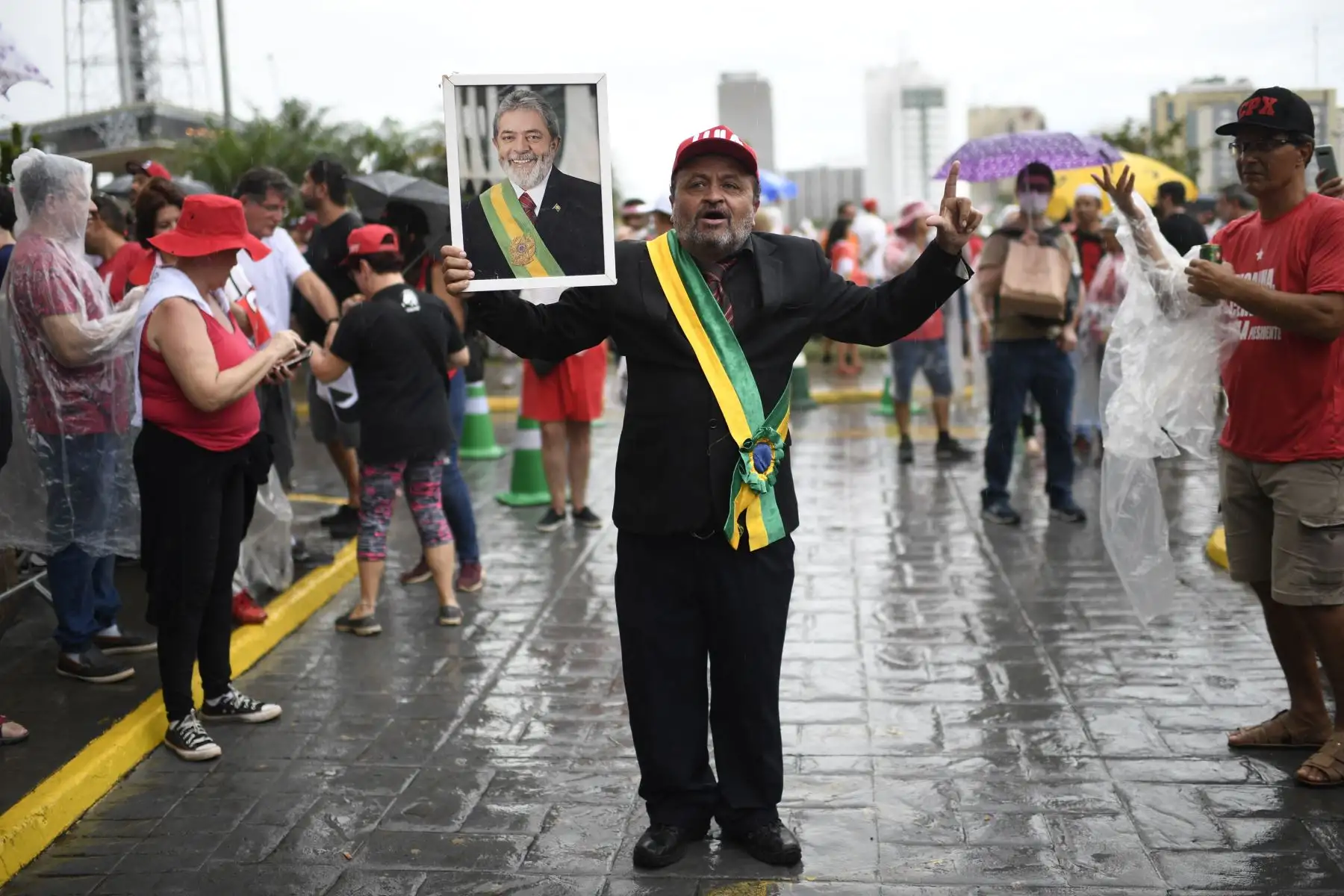 Un partidario del presidente electo Luiz Inacio Lula da Silva viste un disfraz de Lula frente al hotel donde se hospeda en Brasilia el 31 de diciembre de 2022. - Lula da Silva, un izquierdista de 77 años.  Foto: AFP