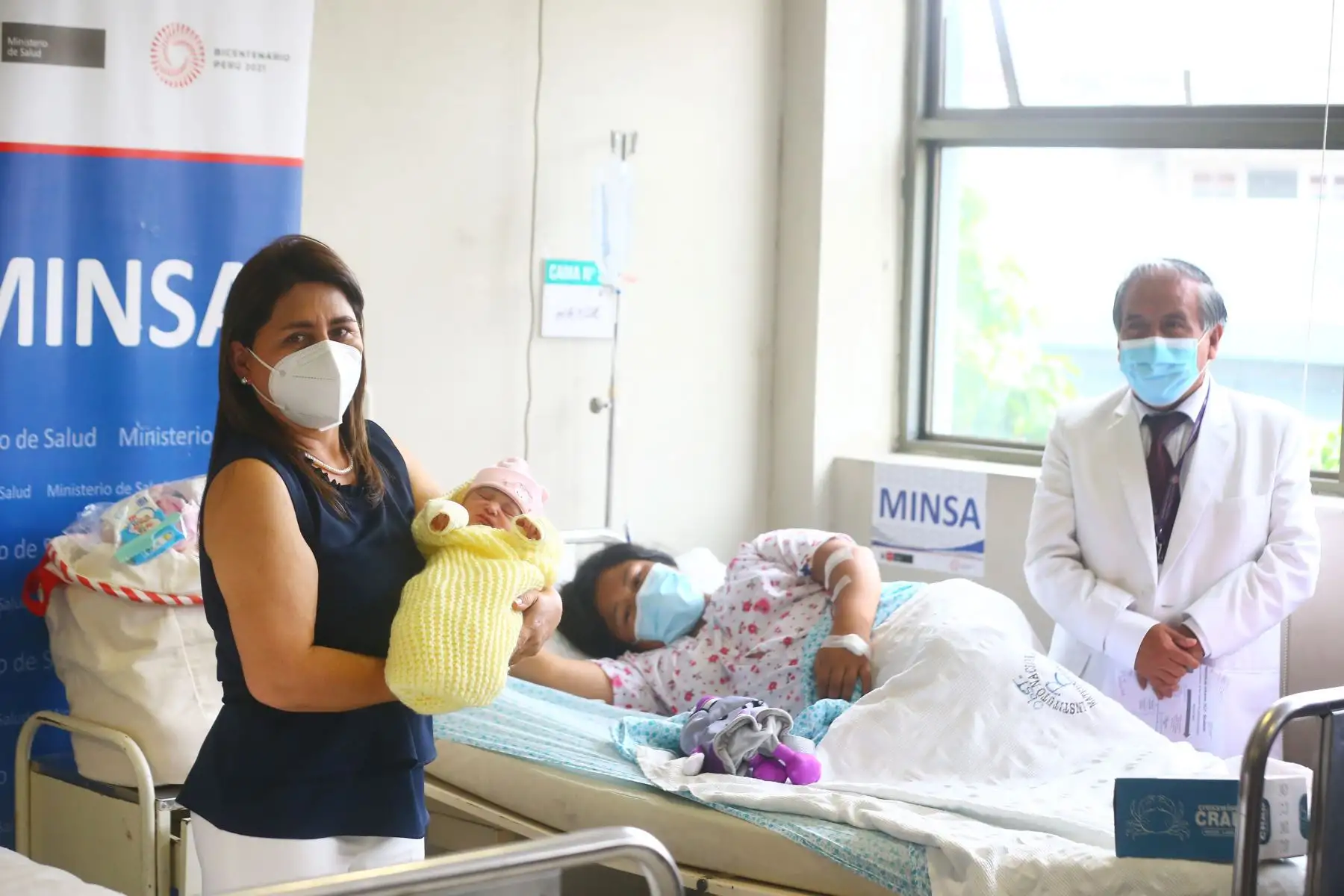 Alessia es la primera niña peruana nacida el 1 de enero 2023 en el Instituto Nacional Materno Perinatal, de Lima. La ministra de Salud, Rosa Gutierrez y el director del nosocomio, Félix Ayala, saludan a la madre Rosaisela Almeida, de 22 años. Foto: ANDINA/Ricardo Cuba