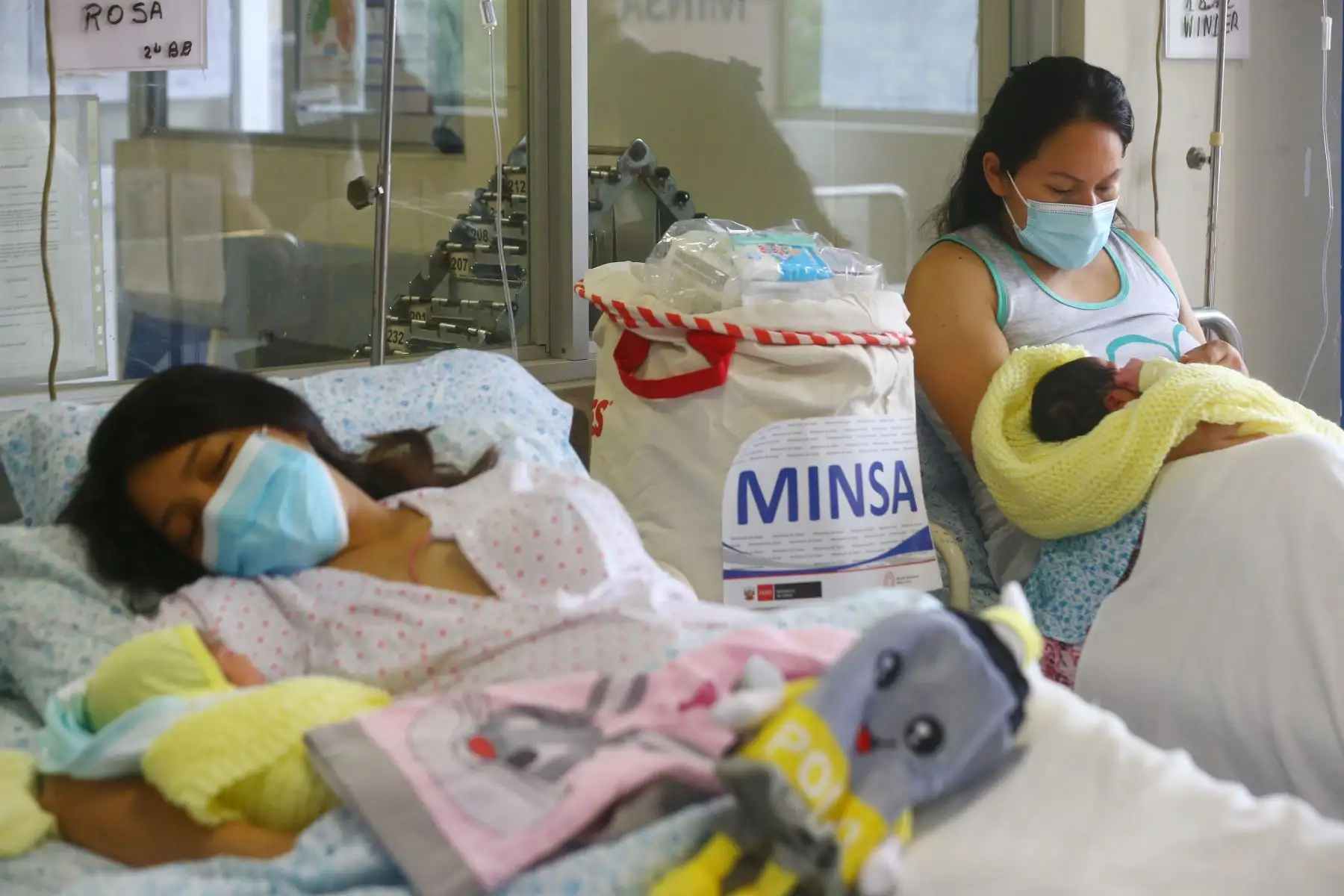 El instituto Nacional Materno Perinatal, celebra el nacimiento de los primeros recién nacidos de año nuevo. La ministra de Salud Rosa Gutierrez, les dio la bienvenida y obsequió pañales, ropa de bebe y otros implementos básicos. Foto: ANDINA/Ricardo Cuba