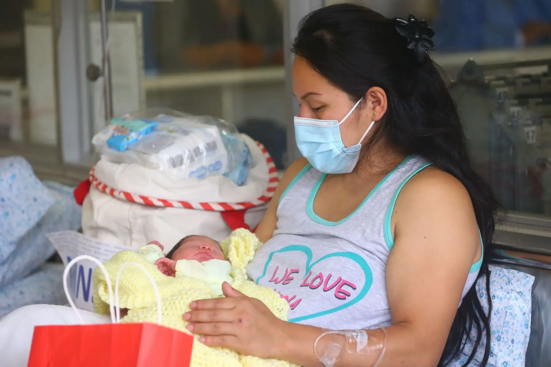 El instituto Nacional Materno Perinatal, celebra el nacimiento de los primeros bebés nacidos en año nuevo con la visita de la ministra de Salud Rosa Gutierrez.
Primer bebé (a la derecha) Samuel Felipe Ruiz Alvarez
Foto: ANDINA/Ricardo Cuba