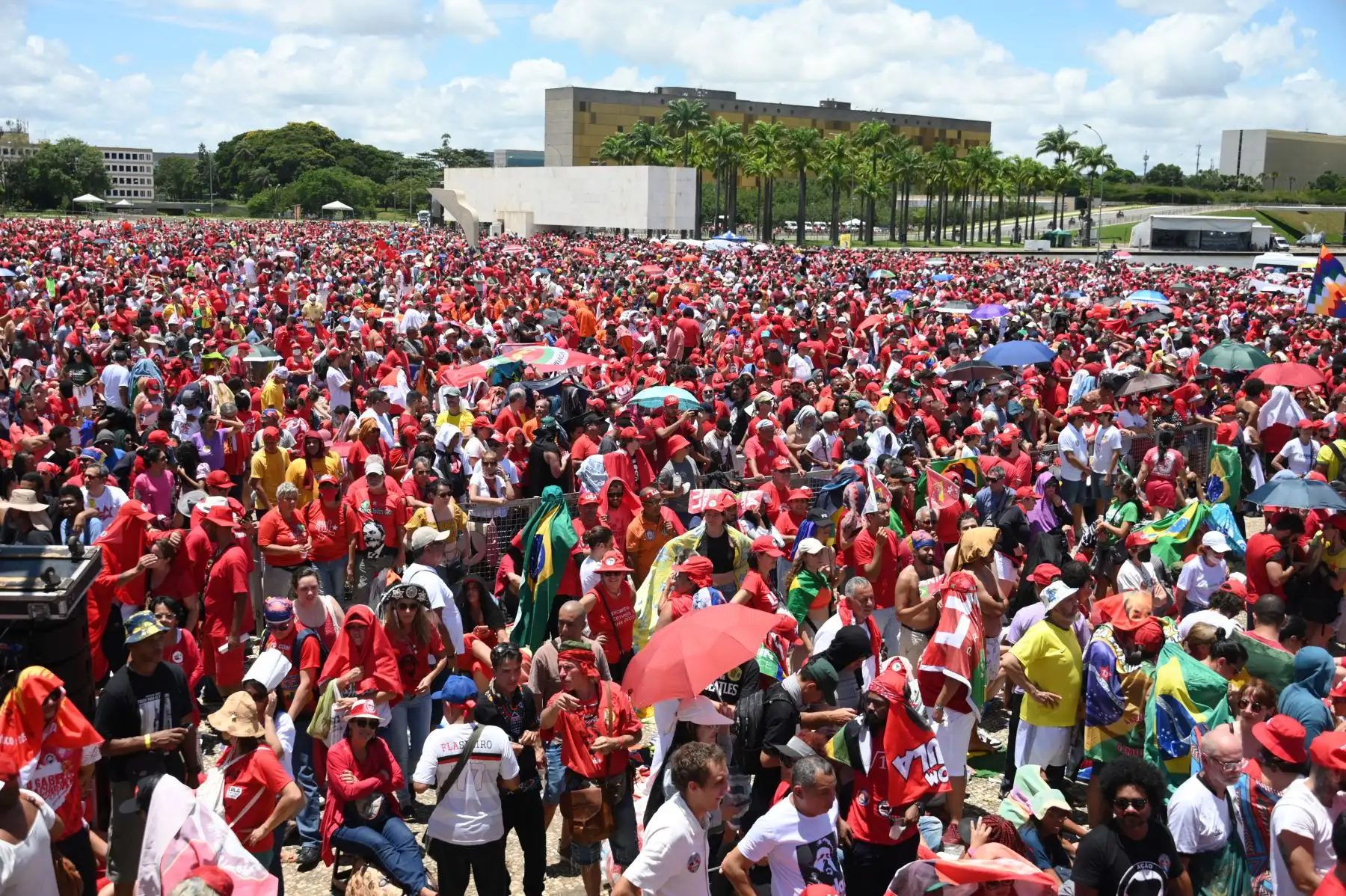 Los partidarios del presidente electo Luiz Inácio Lula da Silva se reúnen para esperar su ceremonia de toma de posesión en la plaza "Tres Poderes" frente al Palacio Planalto en Brasilia, el 1 de enero de 2023. Lula da Silva, un izquierdista de 77 años. Foto: AFP