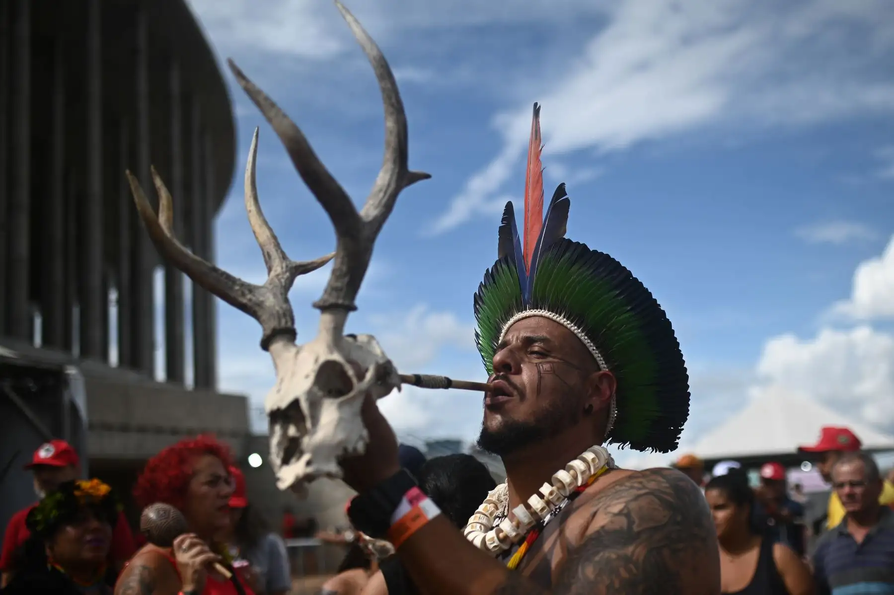 Seguidores Indígenas del presidente electo de Brasil Luiz Inácio Lula da Silva, llegan para celebrar la posesión presidencial de Lula, en Brasilia. Foto: EFE
