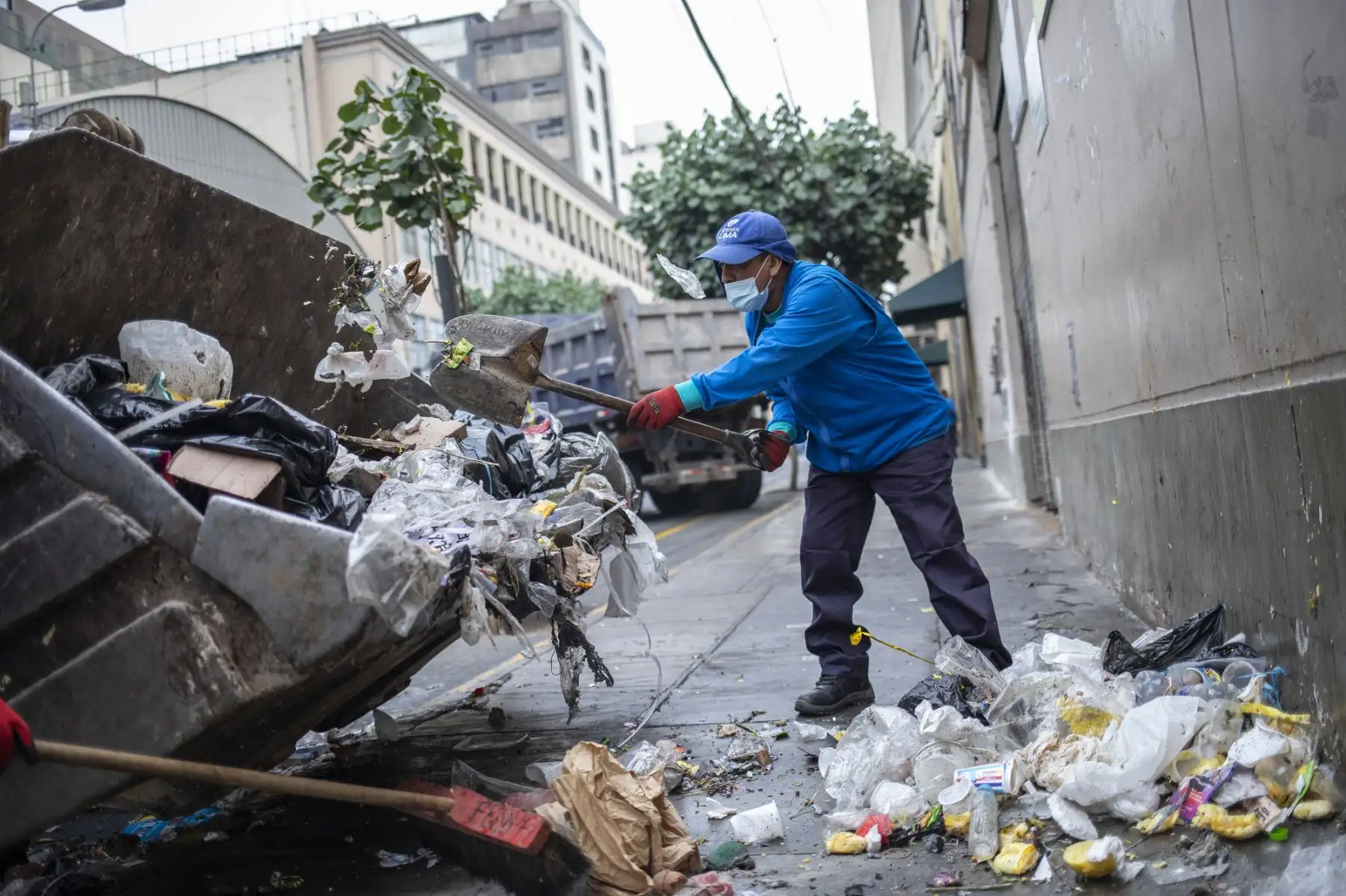 Municipalidad Metropolitana de Lima realizó limpieza de espacios públicos en Mesa Redonda. Foto: Municipalidad de Lima