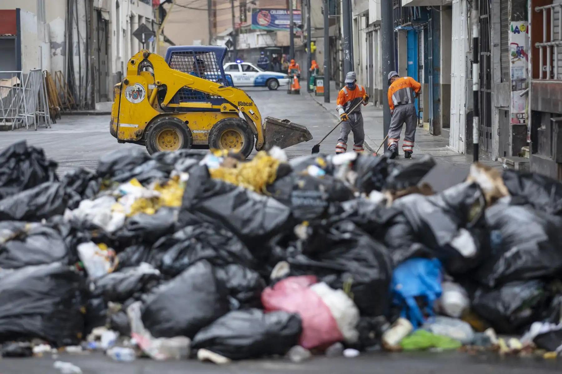 Municipalidad Metropolitana de Lima realizó limpieza de espacios públicos en Mesa Redonda. Foto: Municipalidad de Lima