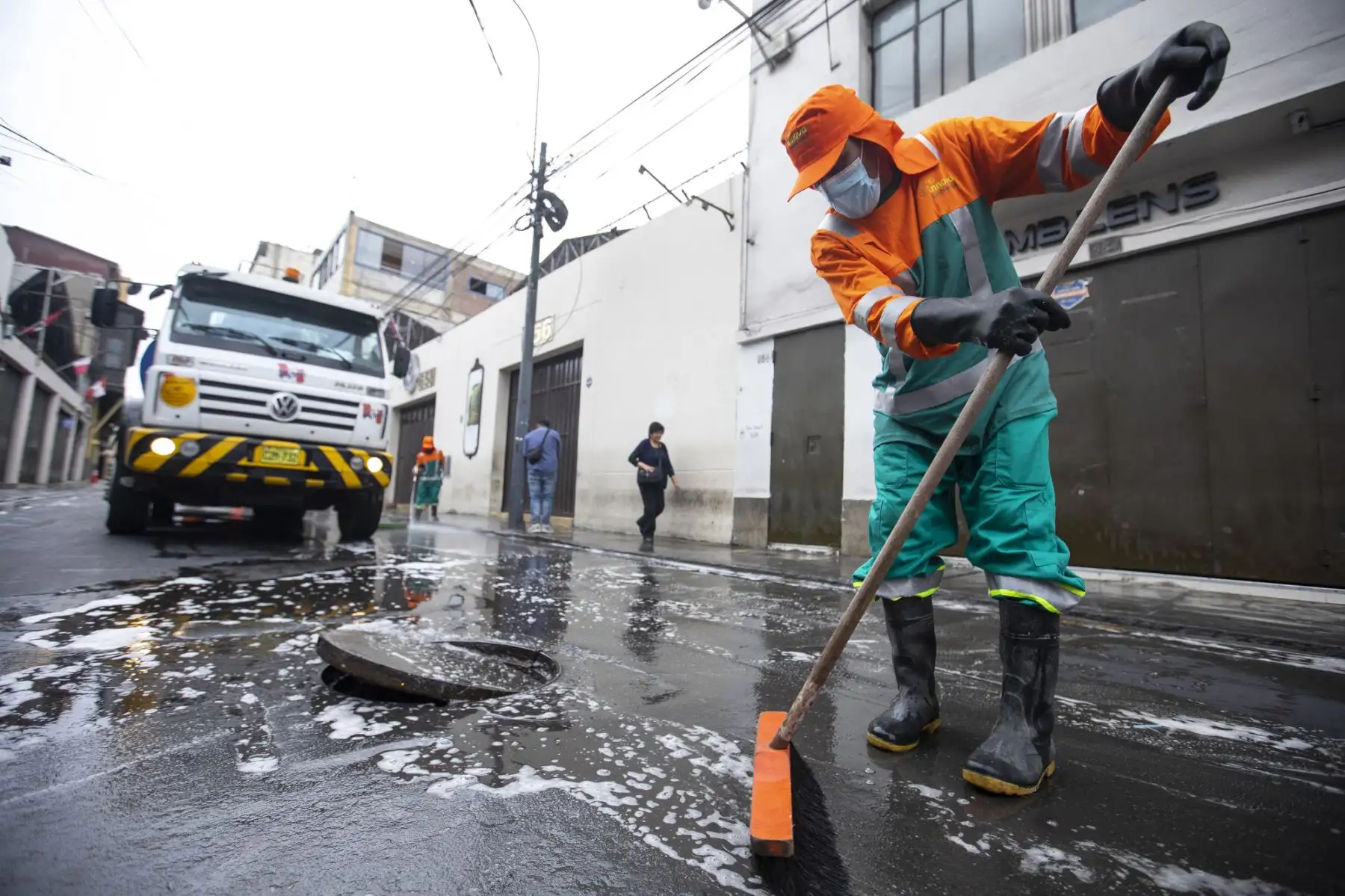 Municipalidad Metropolitana de Lima realizó limpieza de espacios públicos en Mesa Redonda. Foto: Municipalidad de Lima