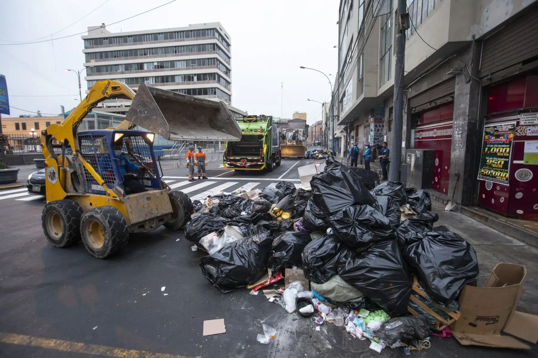 Municipalidad Metropolitana de Lima realizó limpieza de espacios públicos en Mesa Redonda. Foto: Municipalidad de Lima