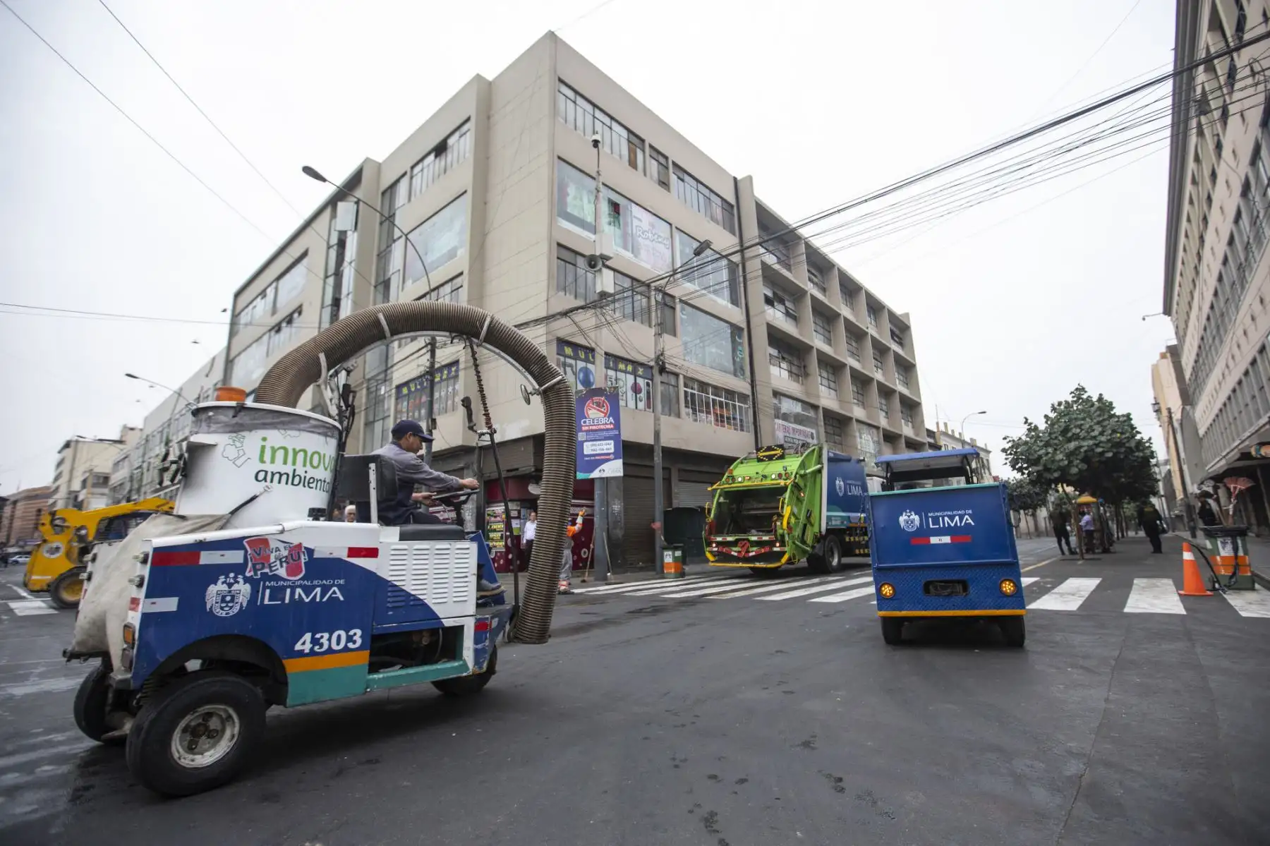 Municipalidad Metropolitana de Lima realizó limpieza de espacios públicos en Mesa Redonda. Foto: Municipalidad de Lima