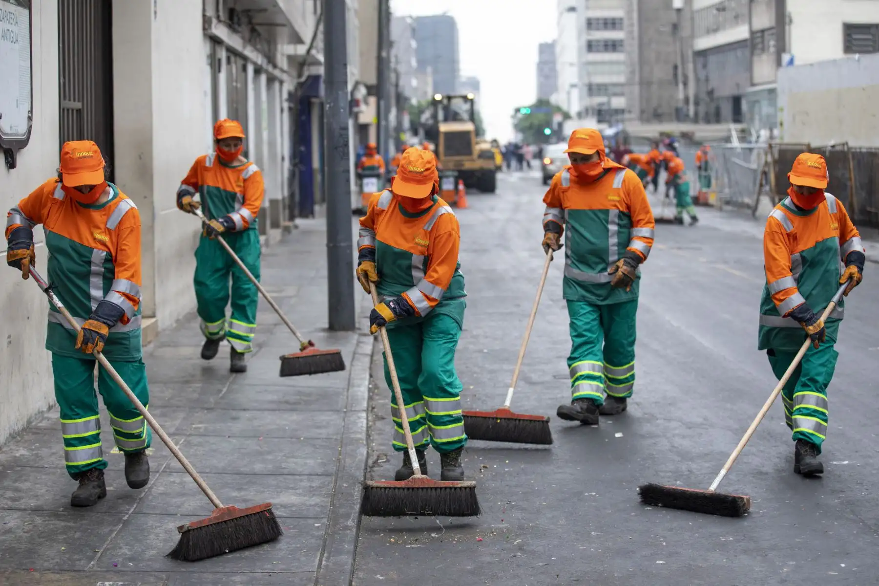 Municipalidad Metropolitana de Lima realizó limpieza de espacios públicos en Mesa Redonda. Foto: Municipalidad de Lima