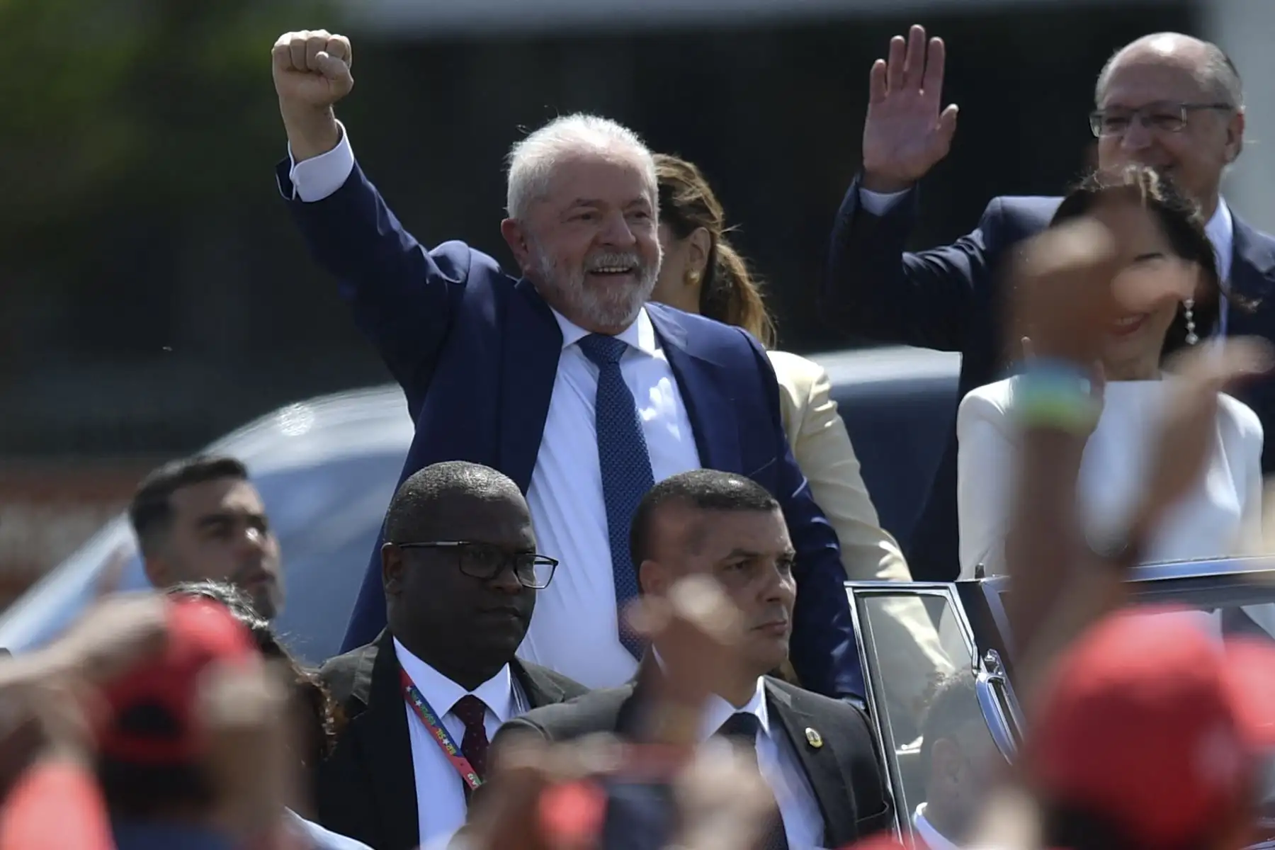 El presidente electo de Brasil, Luiz Inacio Lula da Silva, hace gestos a sus seguidores en su camino al Congreso Nacional para su ceremonia de inauguración, en Brasilia, el 1 de enero de 2023. Lula da Silva, un izquierdista de 77 años. Foto: AFP
