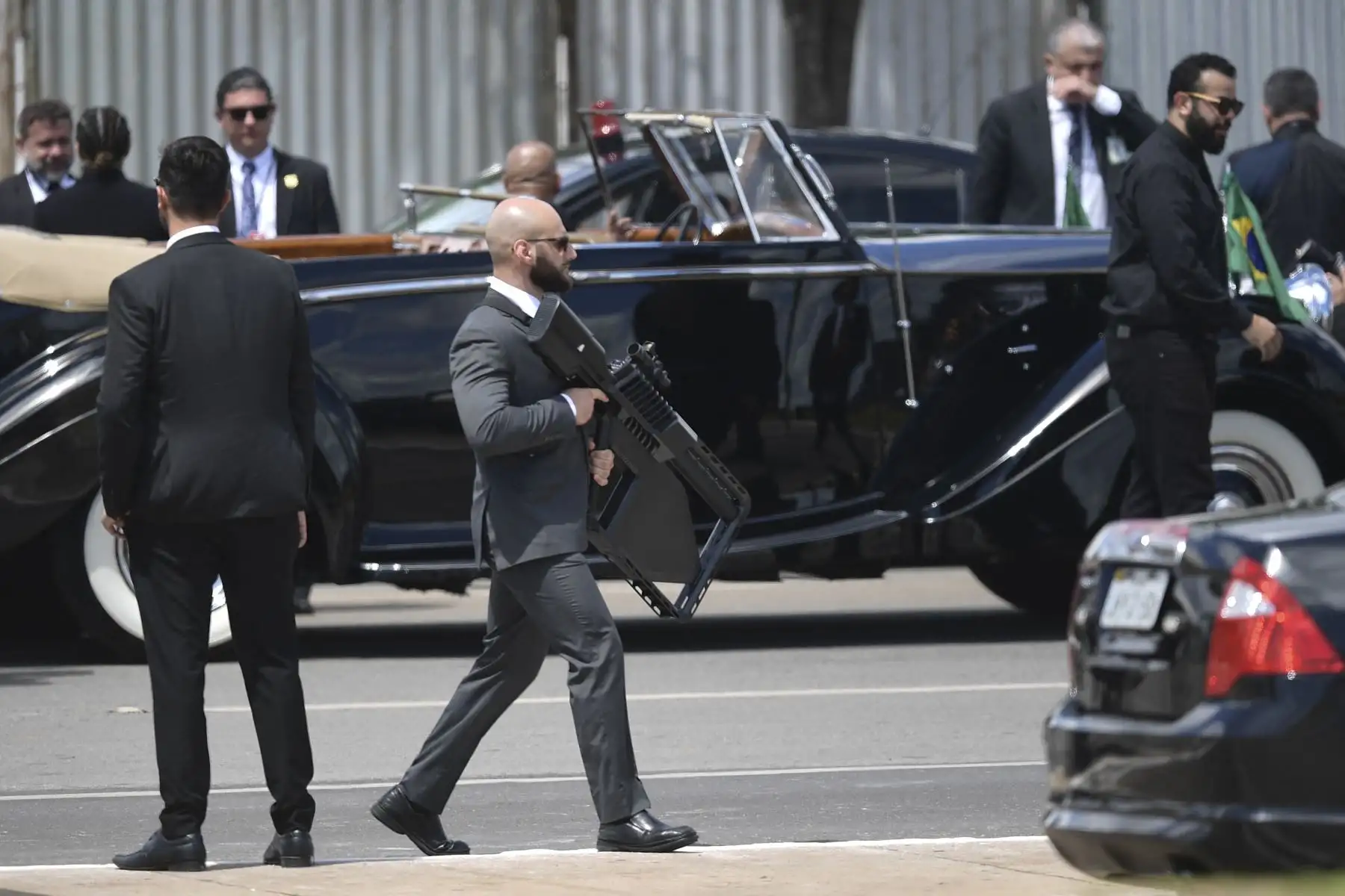 Un agente de seguridad camina con una pistola antidrones junto al Rolls-Royce presidencial que usará el presidente electo Luiz Inacio Lula da Silva en su ceremonia de toma de posesión en Brasilia, el 1 de enero de 2023.  Lula da Silva, un 77- El izquierdista de un año. Foto: AFP