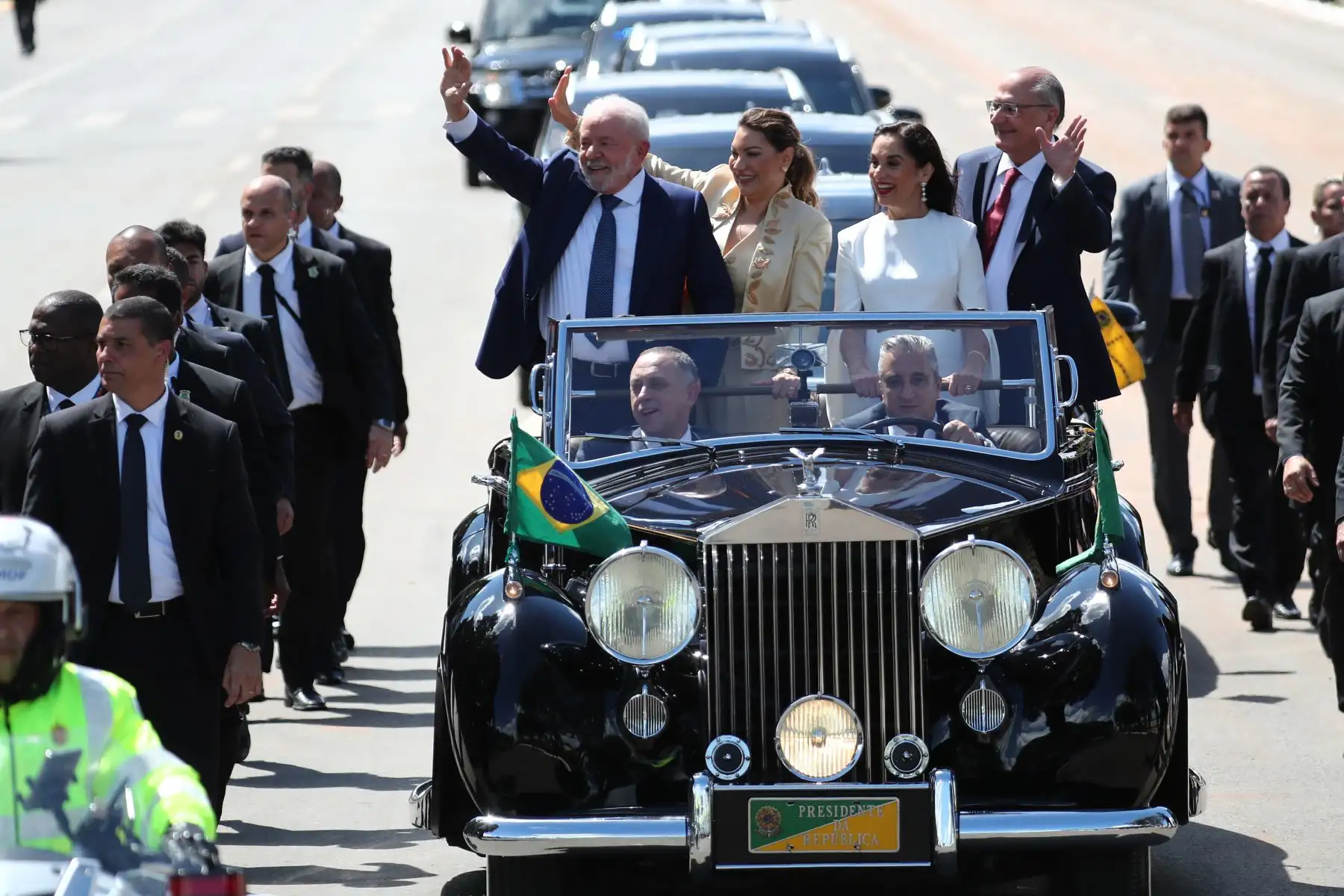 El presidente electo, Luiz Inácio Lula da Silva, junto a la primera dama, Rosángela da Silva (c-i), al vicepresidente, Geraldo Alckmin (d), y su mujer Maria Lúcia Ribeiro (c-d), realiza un recorrido en coche hoy, previo a su investidura, en Brasilia (Brasil). Miles de personas se han comenzado a congregar este domingo en el corazón político de Brasilia para la investidura como presidente brasileño de Luiz Inácio Lula da Silva. Foto: EFE