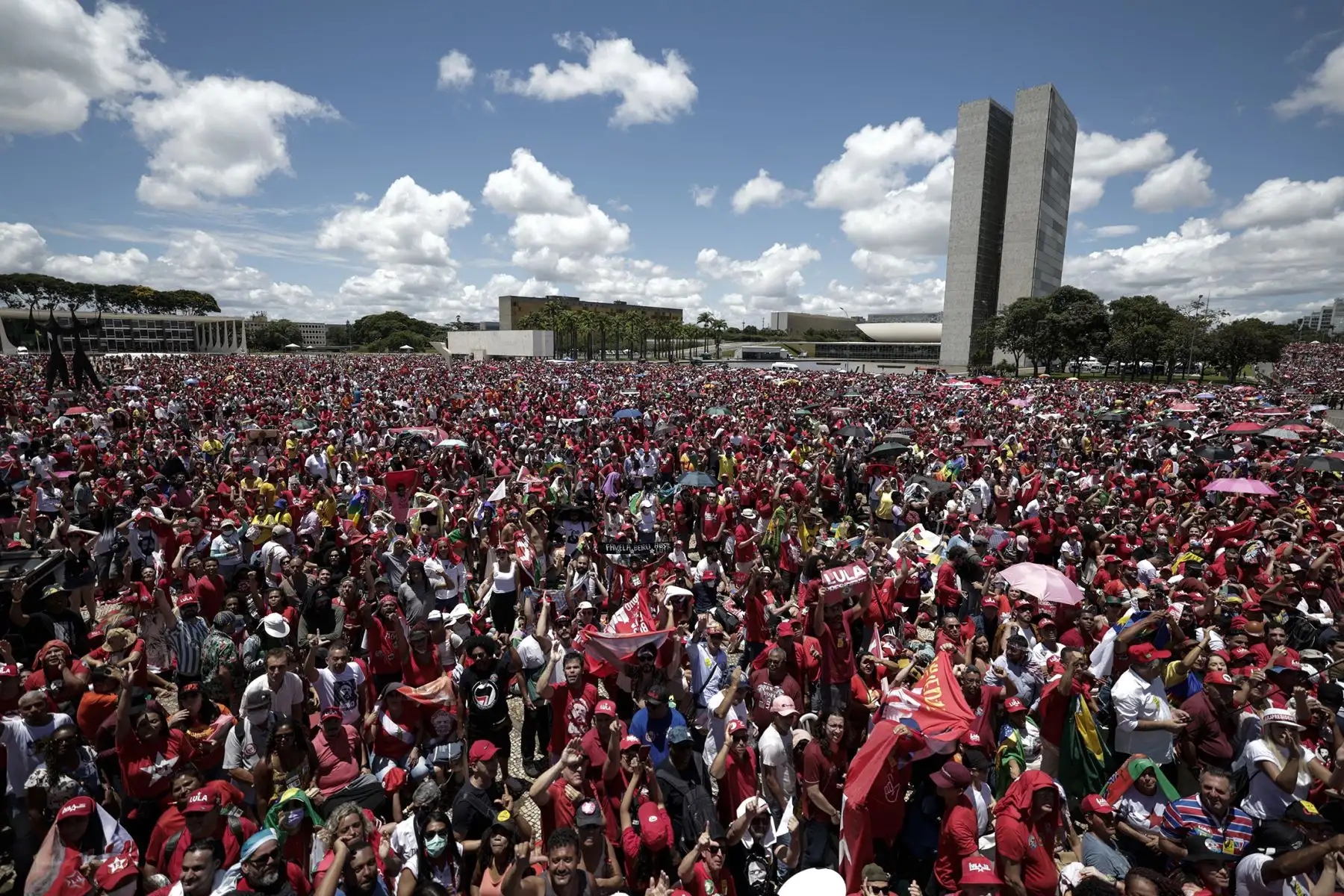Miles de seguidores del presidente electo de Brasil Luiz Inácio Lula da Silva, se reúnen hoy en la plaza de los tres poderes para celebrar la posesión presidencial de Lula, en Brasilia. Foto: EFE