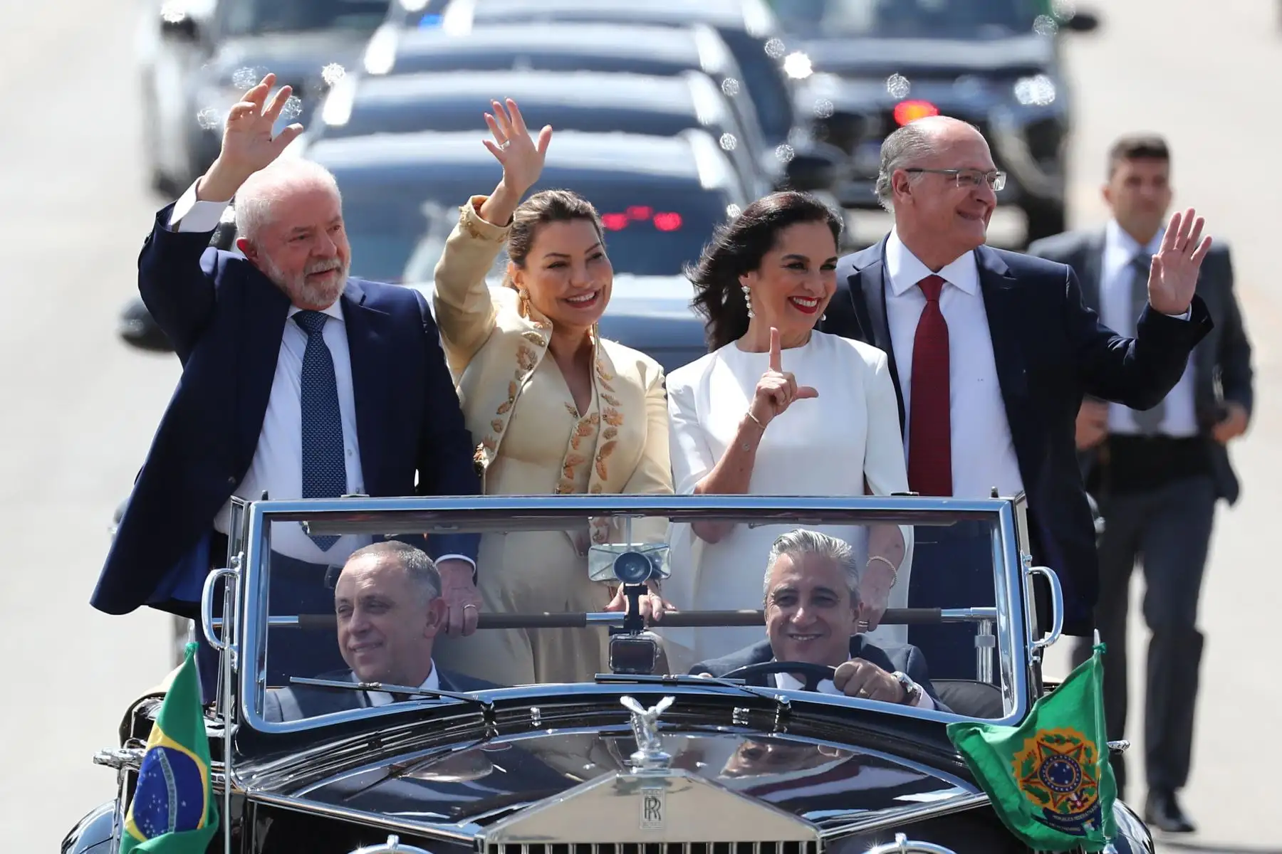 El presidente electo, Luiz Inácio Lula da Silva, junto a la primera dama, Rosángela da Silva (c), realiza un recorrido en coche hoy, previo a su investidura, en Brasilia ( Brasil). Miles de personas se han comenzado a congregar este domingo en el corazón político de Brasilia para la investidura como presidente brasileño de Luiz Inácio Lula da Silva. Foto: EFE