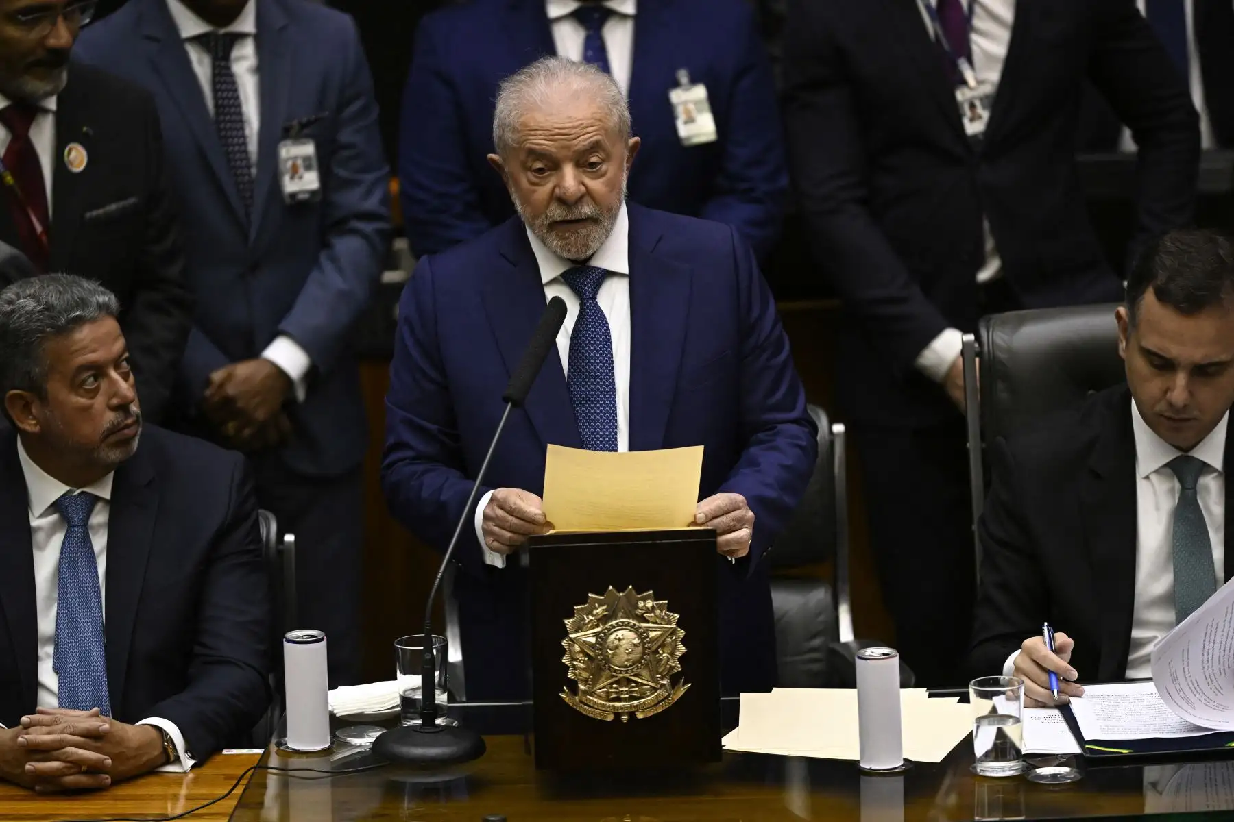 El nuevo presidente de Brasil, Luiz Inacio Lula da Silva, pronuncia un discurso después de tomar juramento durante su ceremonia de toma de posesión en el Congreso Nacional en Brasilia, el 1 de enero de 2023. Lula da Silva, un izquierdista de 77 años. Foto: AFP