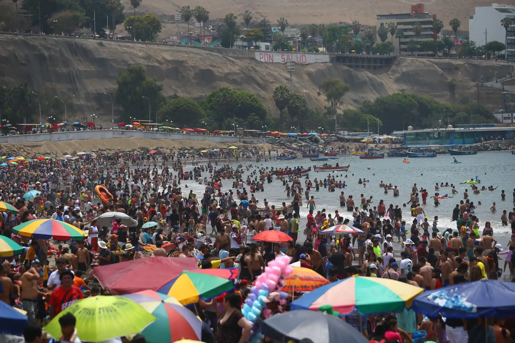 Cientos de limeños inician el año 2023 visitando la playa Agua Dulce en Chorrillos 

Foto: ANDINA/Ricardo Cuba