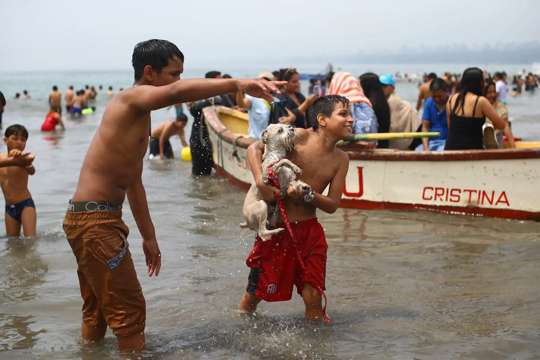 Cientos de limeños inician el año 2023 visitando la playa Agua Dulce en Chorrillos 

Foto: ANDINA/Ricardo Cuba