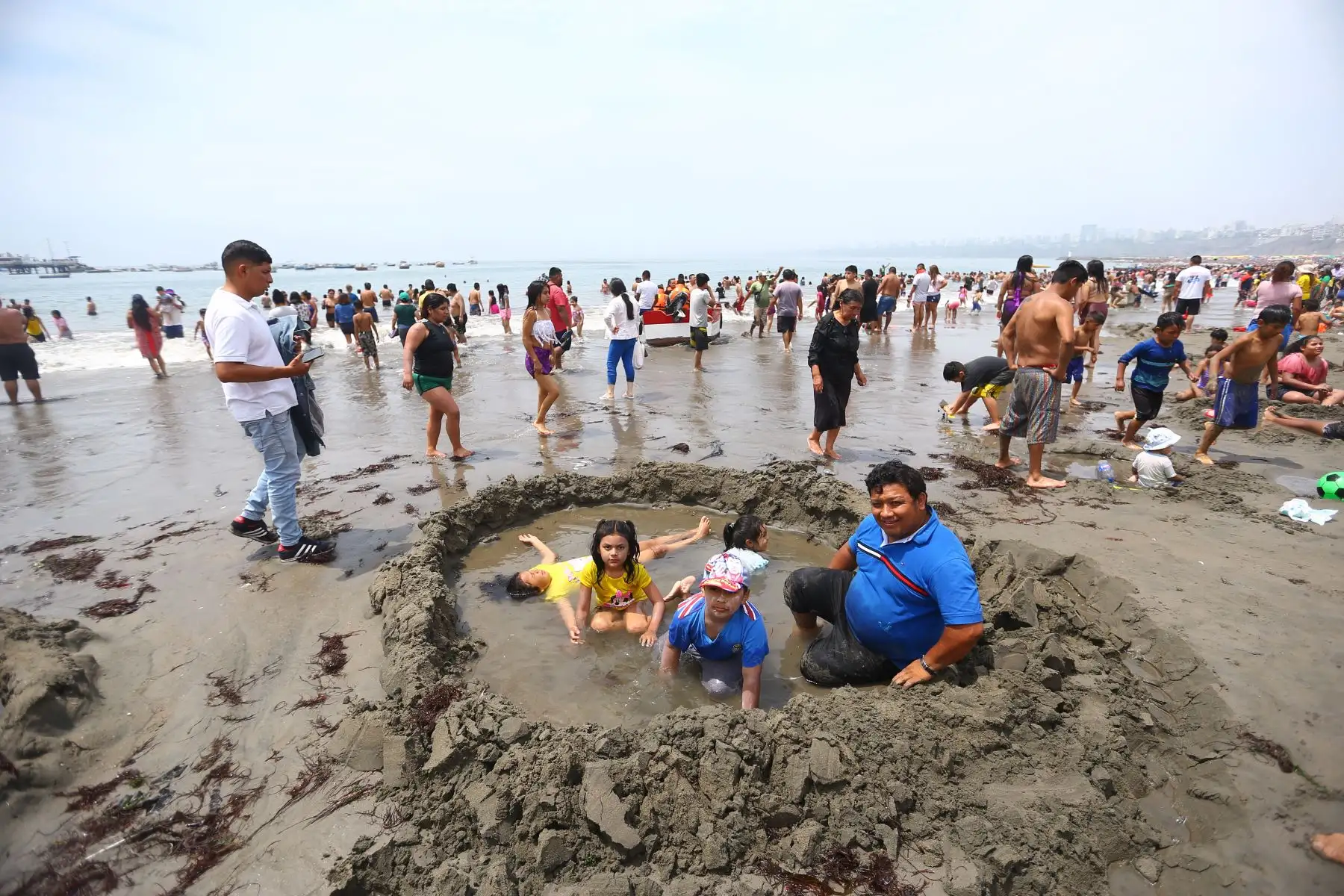 Cientos de limeños inician el año 2023 visitando la playa Agua Dulce en Chorrillos 

Foto: ANDINA/Ricardo Cuba