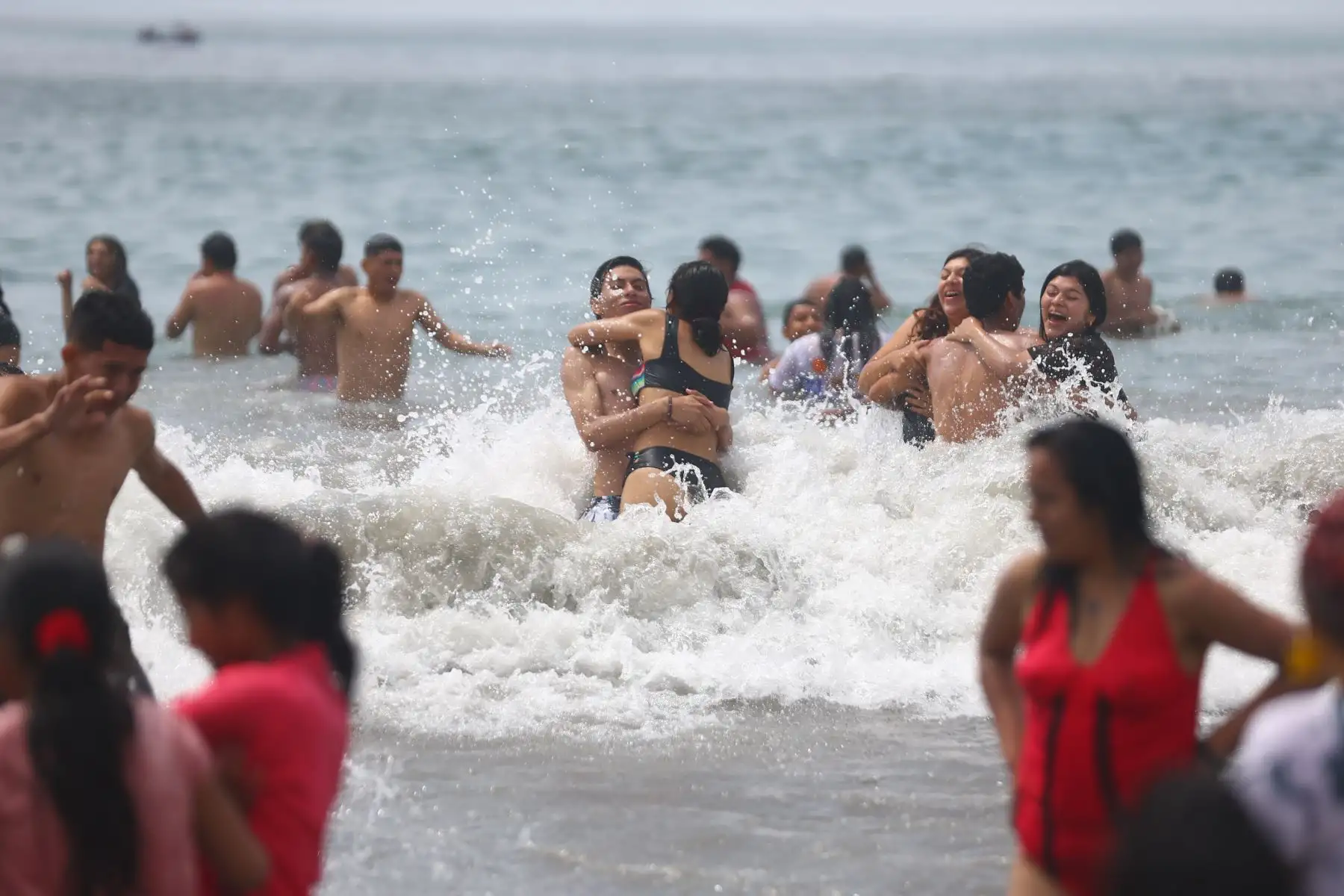 Cientos de limeños inician el año 2023 visitando la playa Agua Dulce en Chorrillos 

Foto: ANDINA/Ricardo Cuba