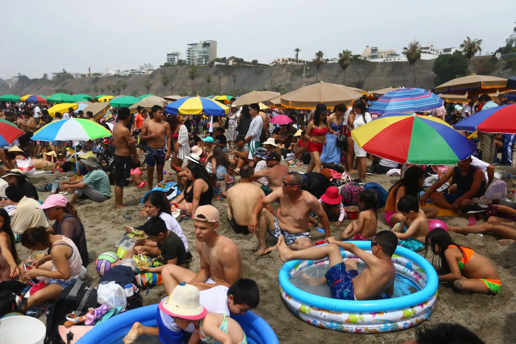 Cientos de limeños inician el año 2023 visitando la playa Agua Dulce en Chorrillos 

Foto: ANDINA/Ricardo Cuba