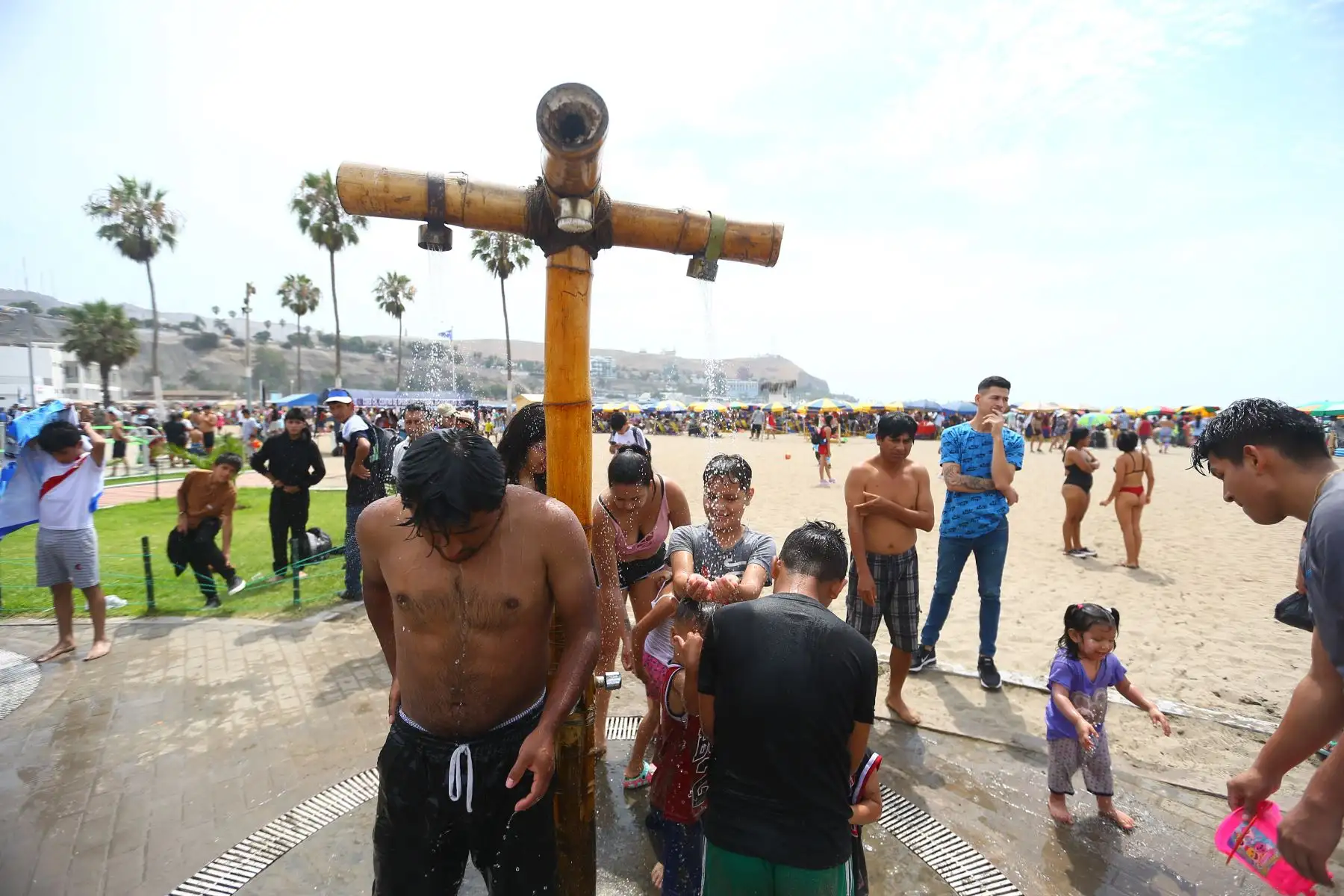 Cientos de limeños inician el año 2023 visitando la playa Agua Dulce en Chorrillos 

Foto: ANDINA/Ricardo Cuba