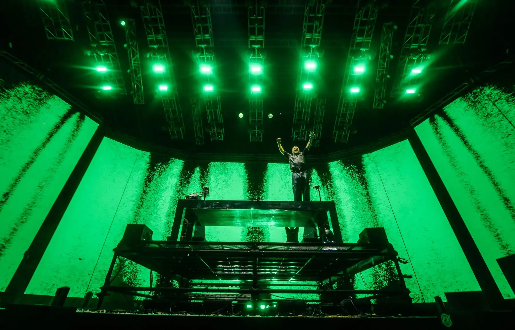 El DJ número uno del mundo, David Guetta reconfirmó la razón por la que es considerado una figura en el mundo de la electrónica. Así recibió el 2023 ante 10 mil personas  en la explanada de la Costa Verde. David Guetta, quien reside actualmente en Ibiza, ha ganado diversas categorías en los premios "Los 40 Music Awards" , corroborando así su trono musical. Foto: Cortesía/Raúl Umeres