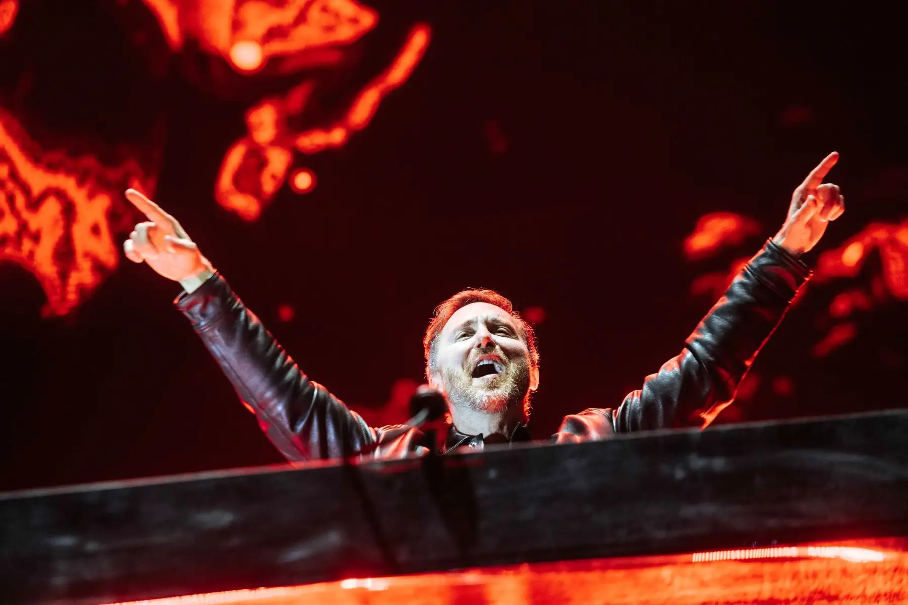 El DJ número uno del mundo, David Guetta reconfirmó la razón por la que es considerado una figura en el mundo de la electrónica. Así recibió el 2023 ante 10 mil personas  en la explanada de la Costa Verde. David Guetta, quien reside actualmente en Ibiza, ha ganado diversas categorías en los premios "Los 40 Music Awards" , corroborando así su trono musical. Foto: Cortesía/Raúl Umeres
